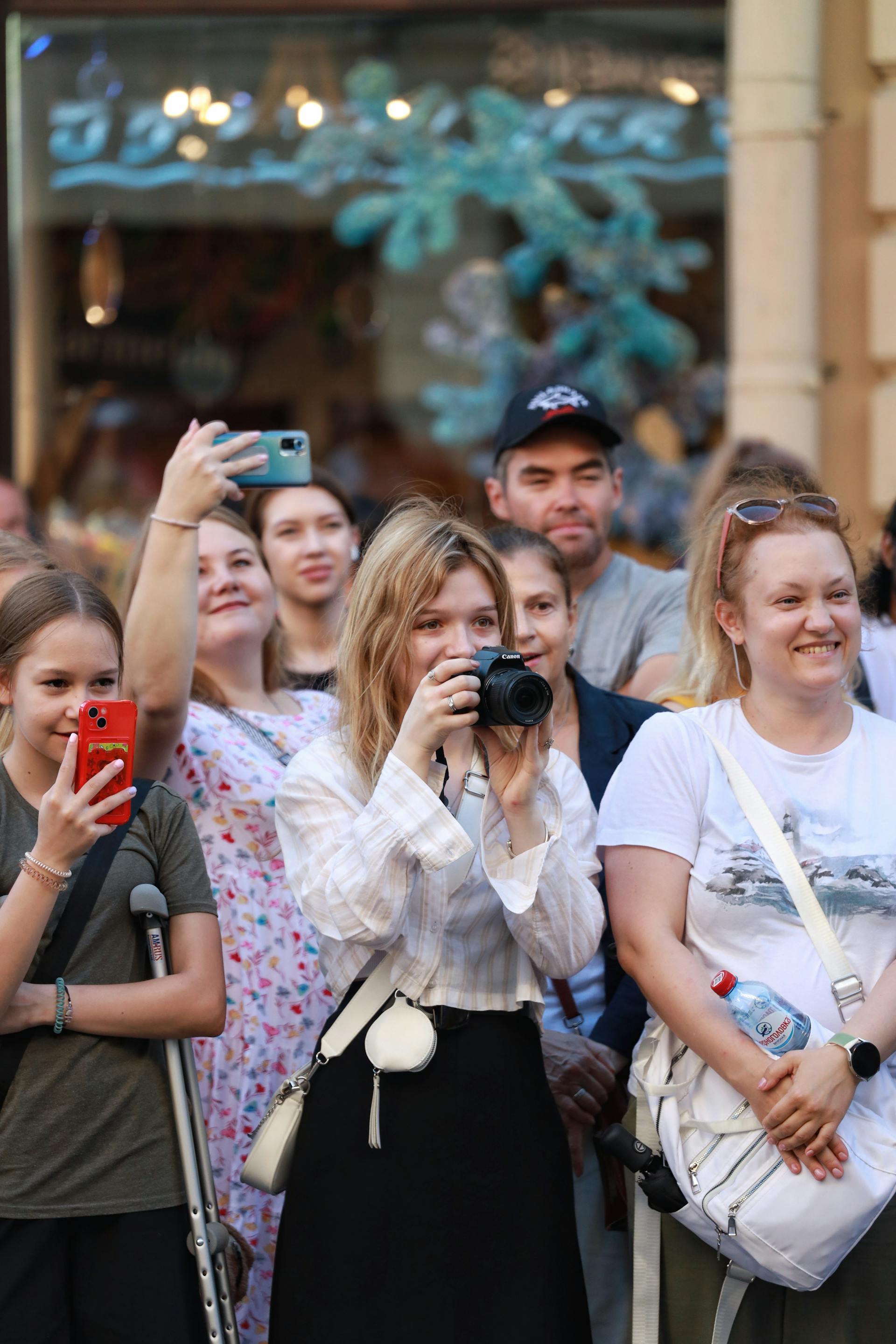 Une foule de personnes enregistrant des vidéos | Source : Pexels