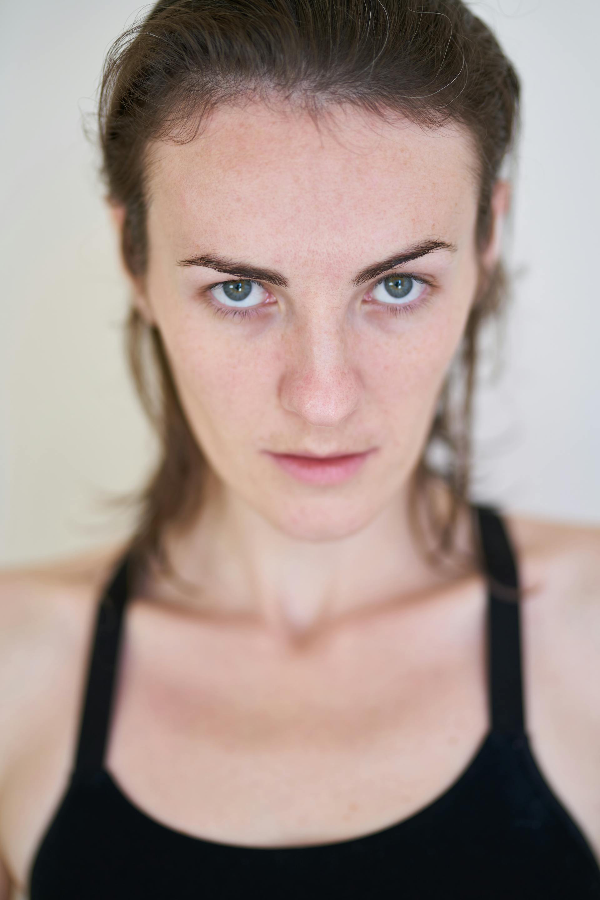 Une femme qui jette un coup d'œil à quelqu'un | Source : Pexels
