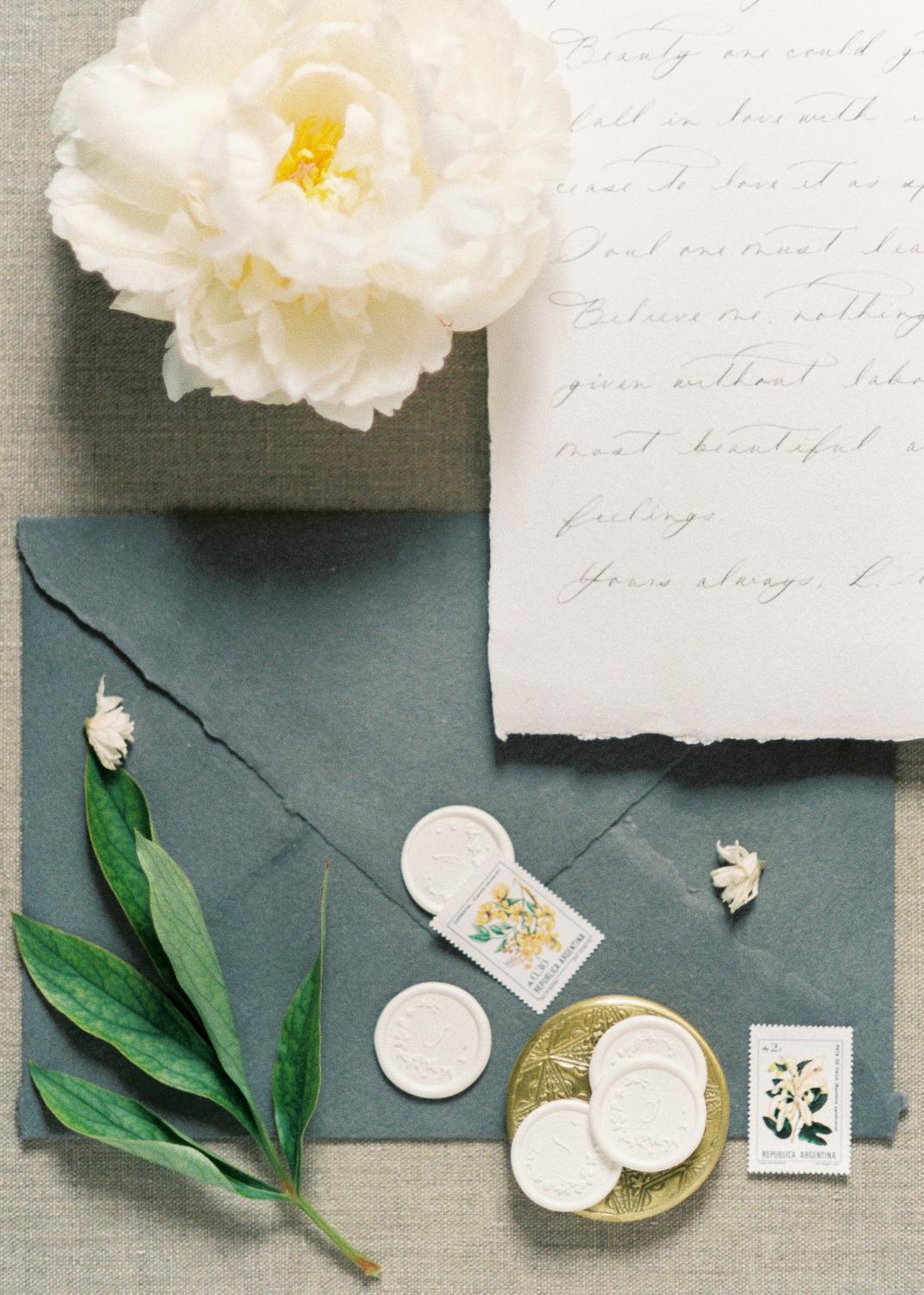 Une lettre manuscrite et des fleurs | Source : Pexels