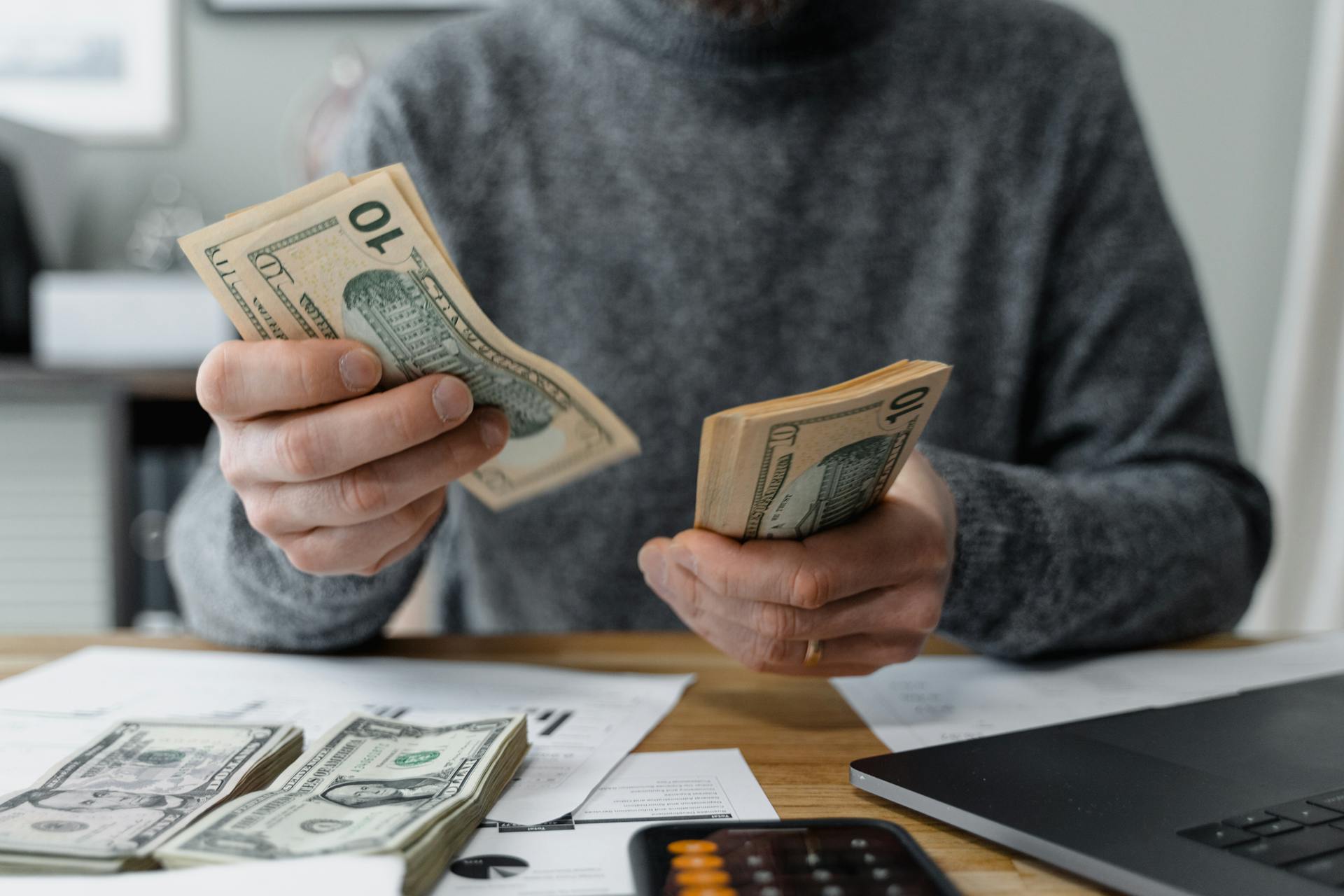 Un homme qui compte de l'argent | Source : Pexels