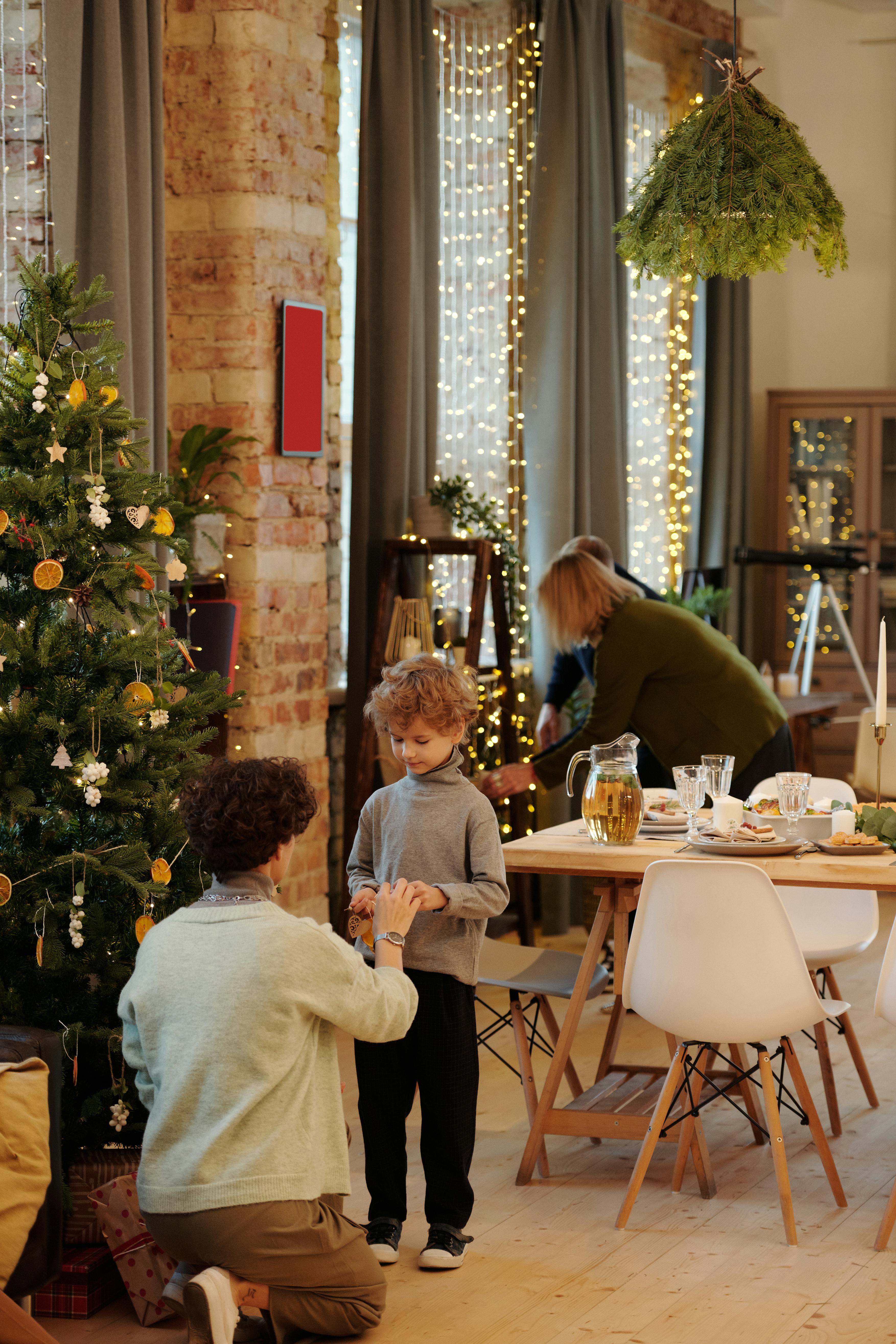 Une famille se préparant à se réunir pendant Noël | Source : Pexels