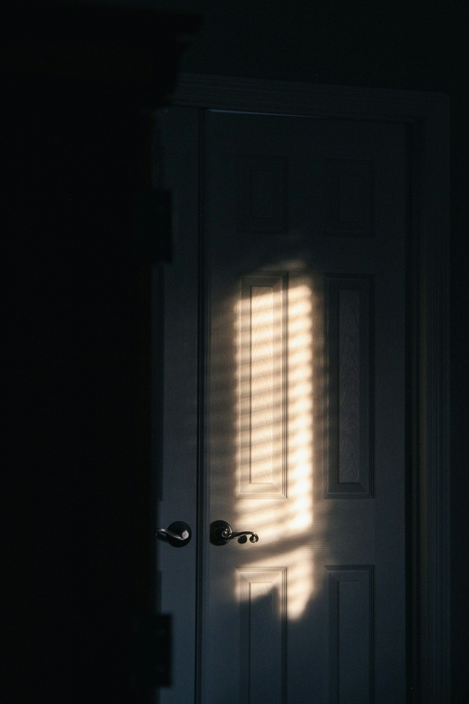 Mise au point sur une porte fermée | Source : Unsplash