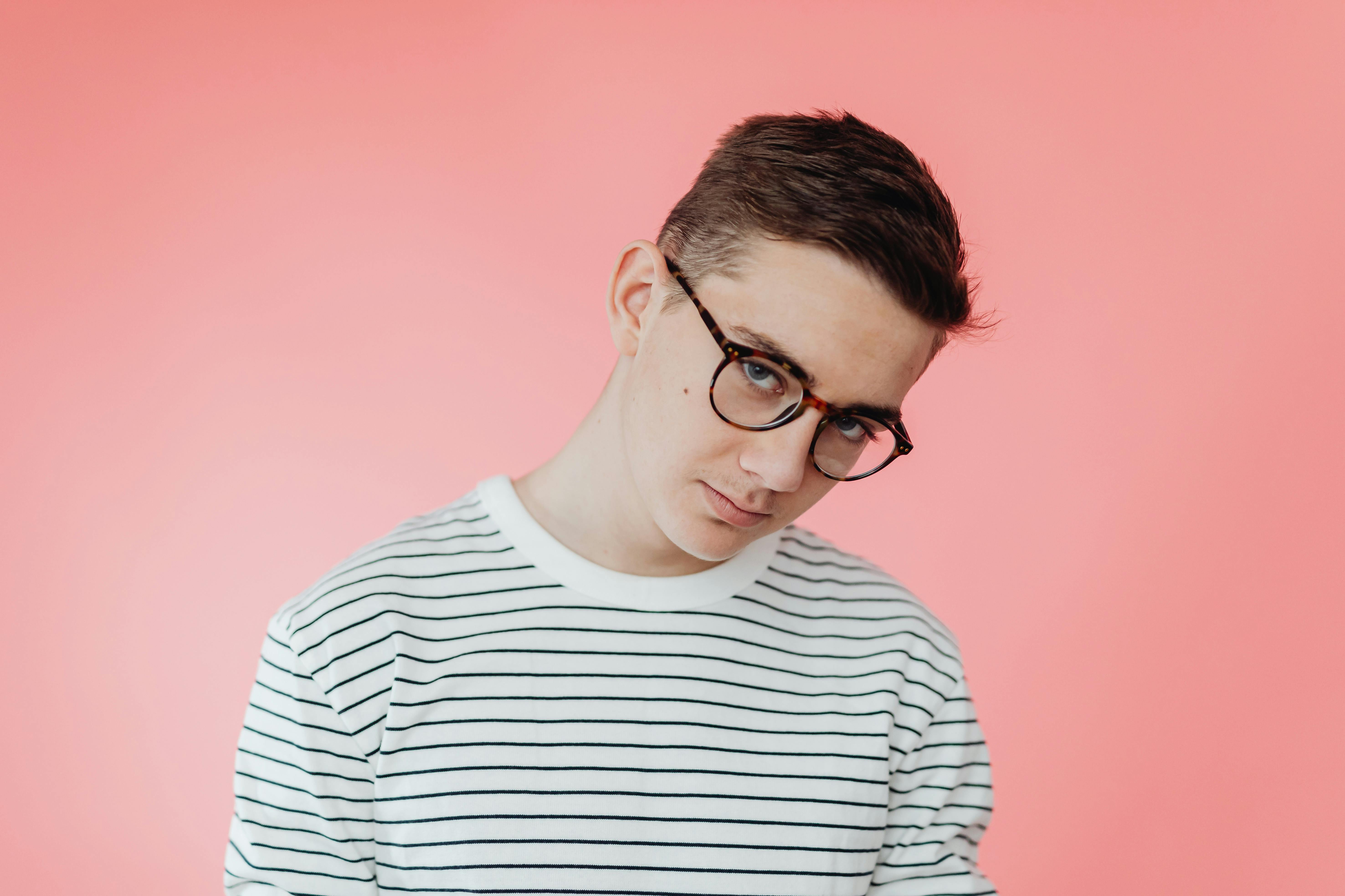 A teenager wearing glasses | Source: Pexels