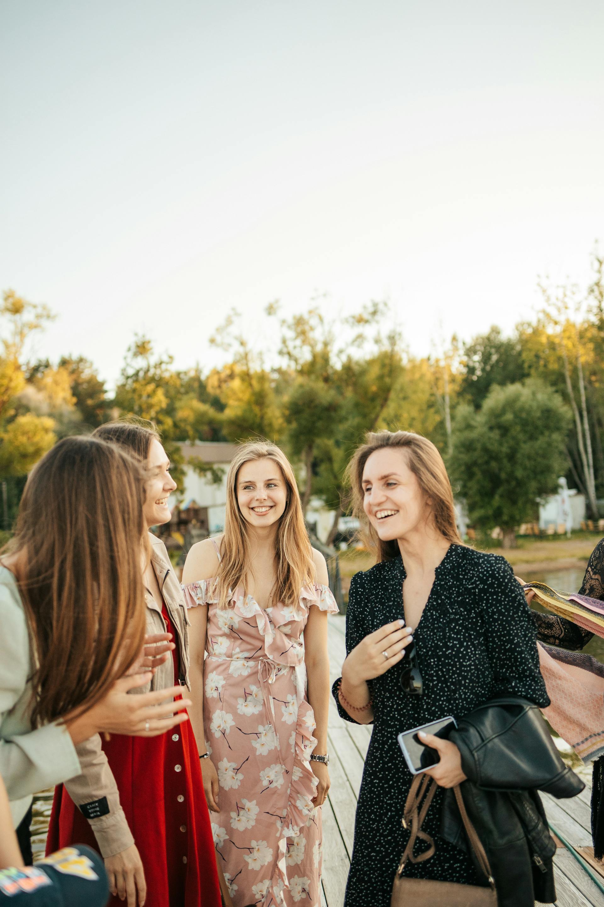 Femmes riant tout en ayant une conversation | Source : Pexels