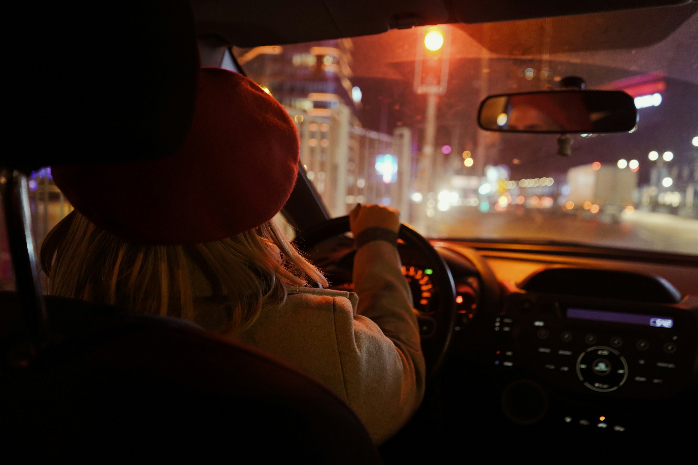 Une femme conduisant une voiture | Source : Unsplash