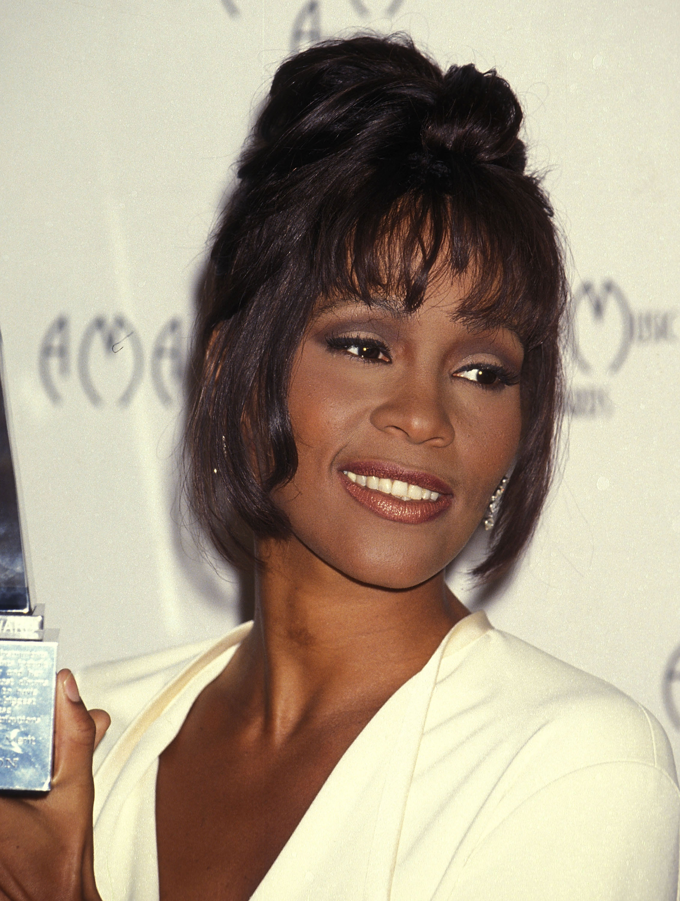 Whitney Houston assiste à la 21e cérémonie annuelle des American Music Awards à Los Angeles, Californie, le 7 février 1994. | Source : Getty Images