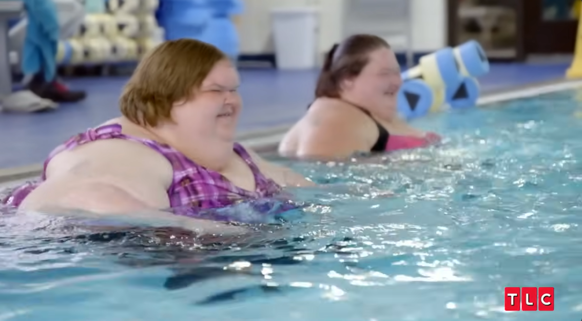Amy et Tammy Slaton participent à un exercice de natation dans l'émission "1000-Lb. Sisters" de TLC, qui a été partagée sur YouTube en décembre 2023. | Source : YouTube/TLCAustralie