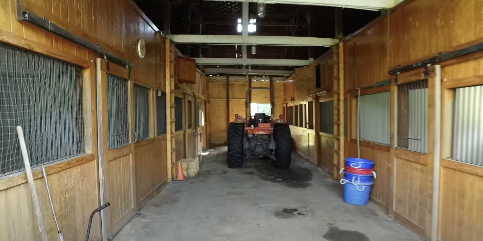 L'intérieur de la ferme familiale de Betty Sue | Source : Youtube.com/Halfhill Auction Group