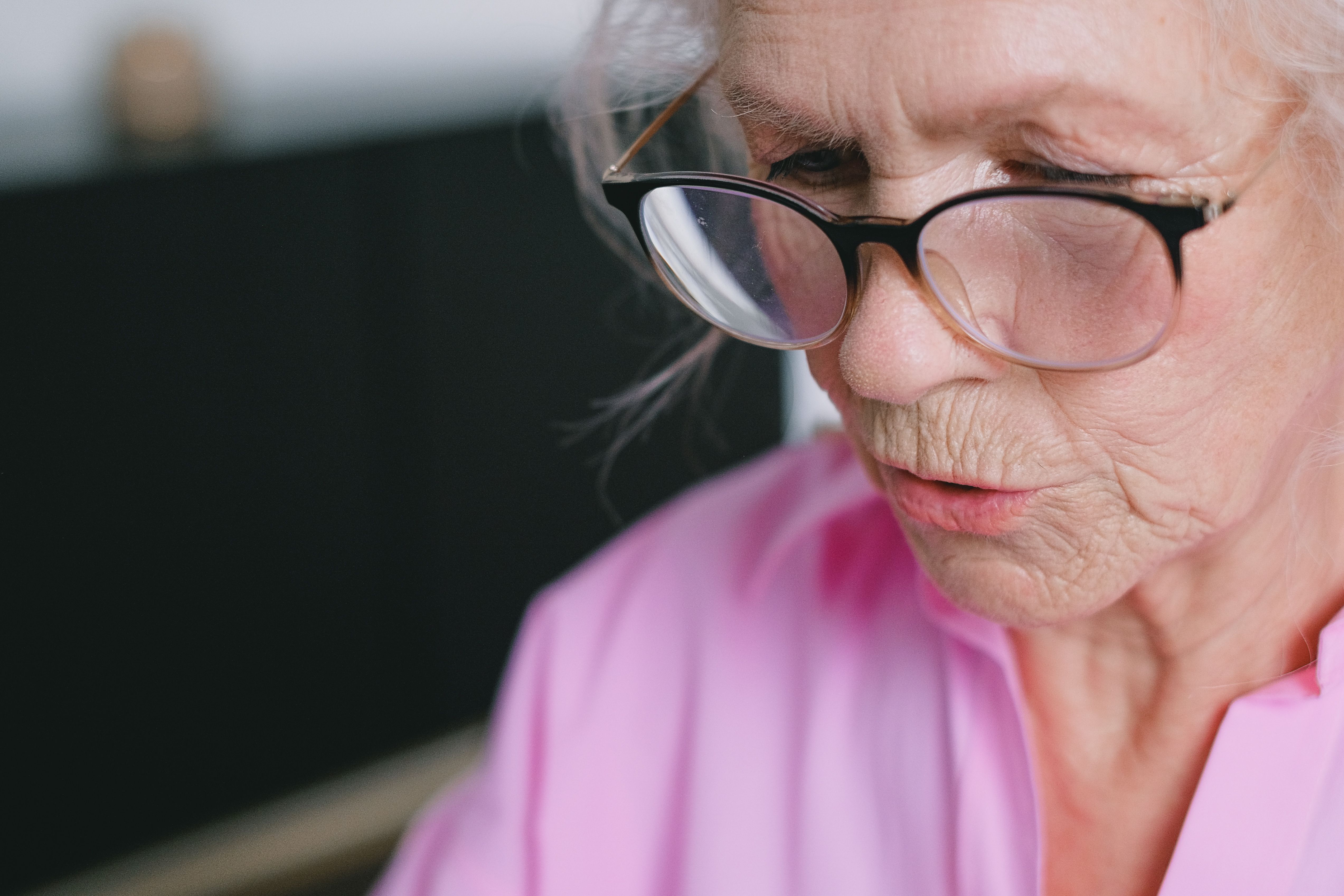 Une femme âgée qui porte des lunettes | Source : Pexels