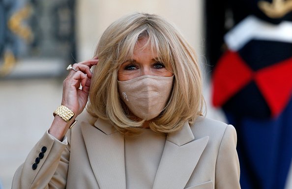 Brigitte Macron porte un masque.| Photo : Getty Images