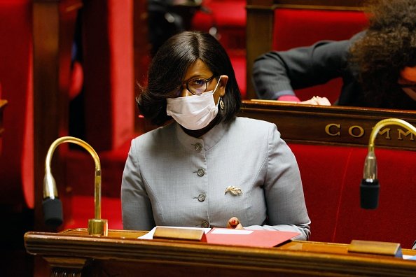 Elisabeth Moreno assiste à une séance de questions au gouvernement à l'Assemblée nationale.|Photo : Getty Images