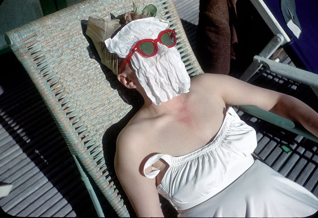 Une femme se faisant bronzer se couvre le visage en bronzant en juin 1949 au Sea Island Resort, en Géorgie. | Photo : Getty Images