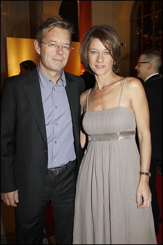 Carole Gaessler et son mari au dîner-bénéfice pour la Fondation Aides suivi d'une vente aux enchères à l'École des Beaux Arts de Paris. | Photo : Getty Images