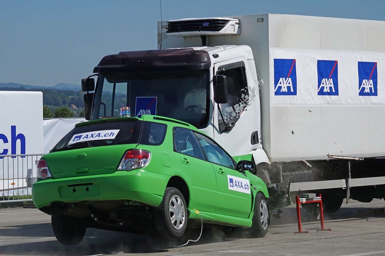 Collision entre une voiture et un camion. | Photo : Pixabay