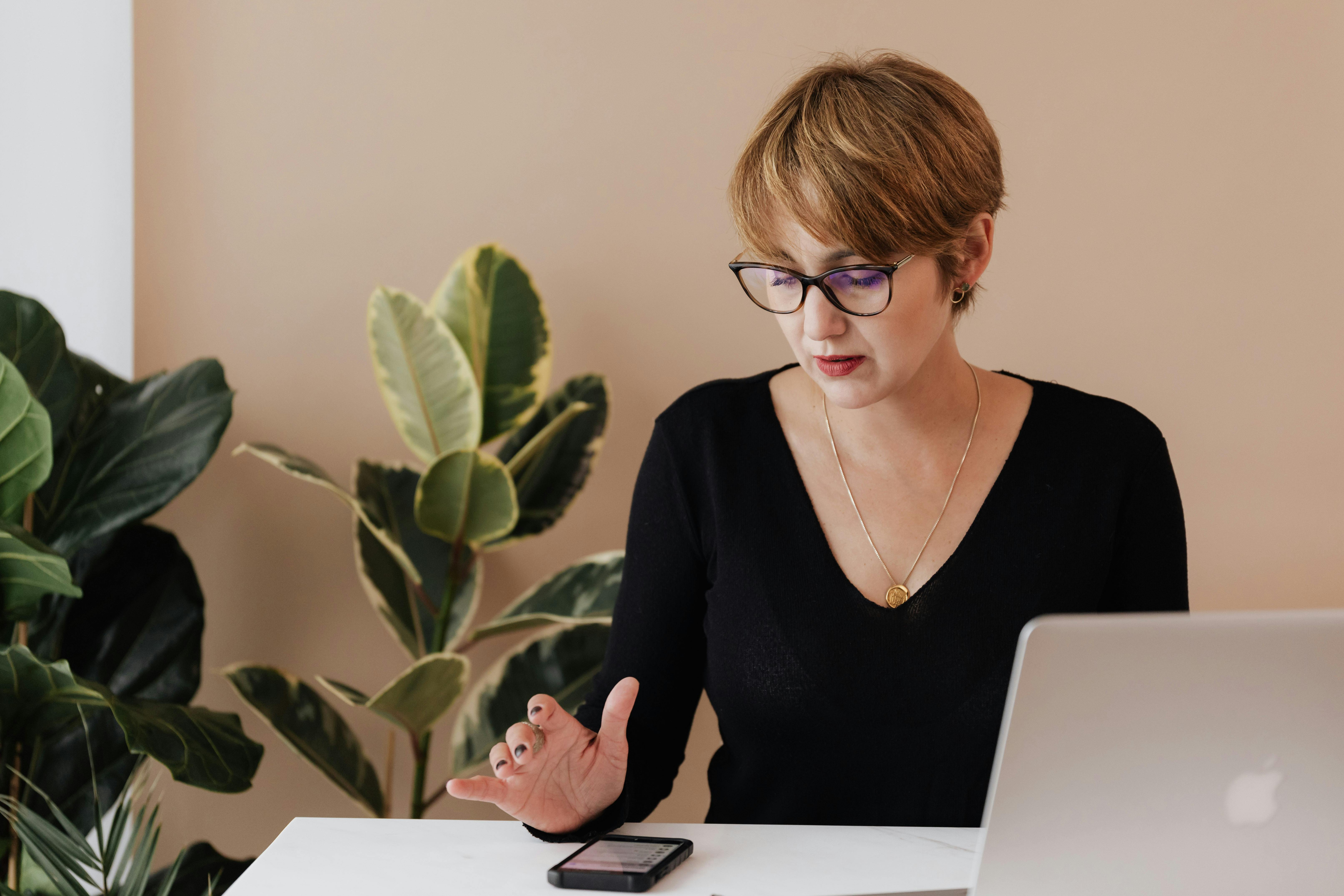 Une femme qui regarde quelque chose sur son téléphone | Source : Pexels