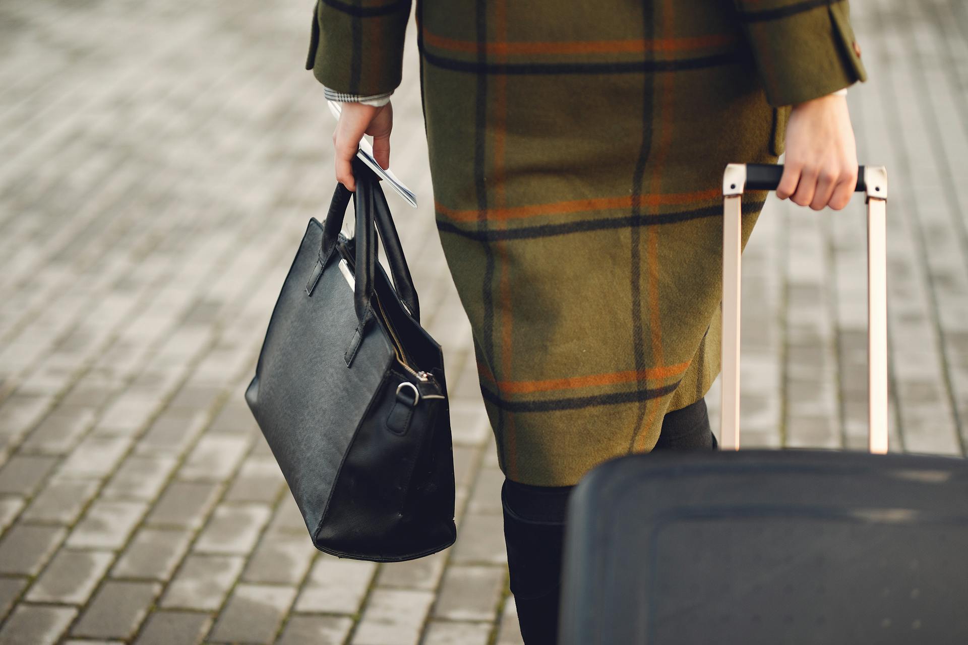 Une femme tirant une valise | Source : Pexels