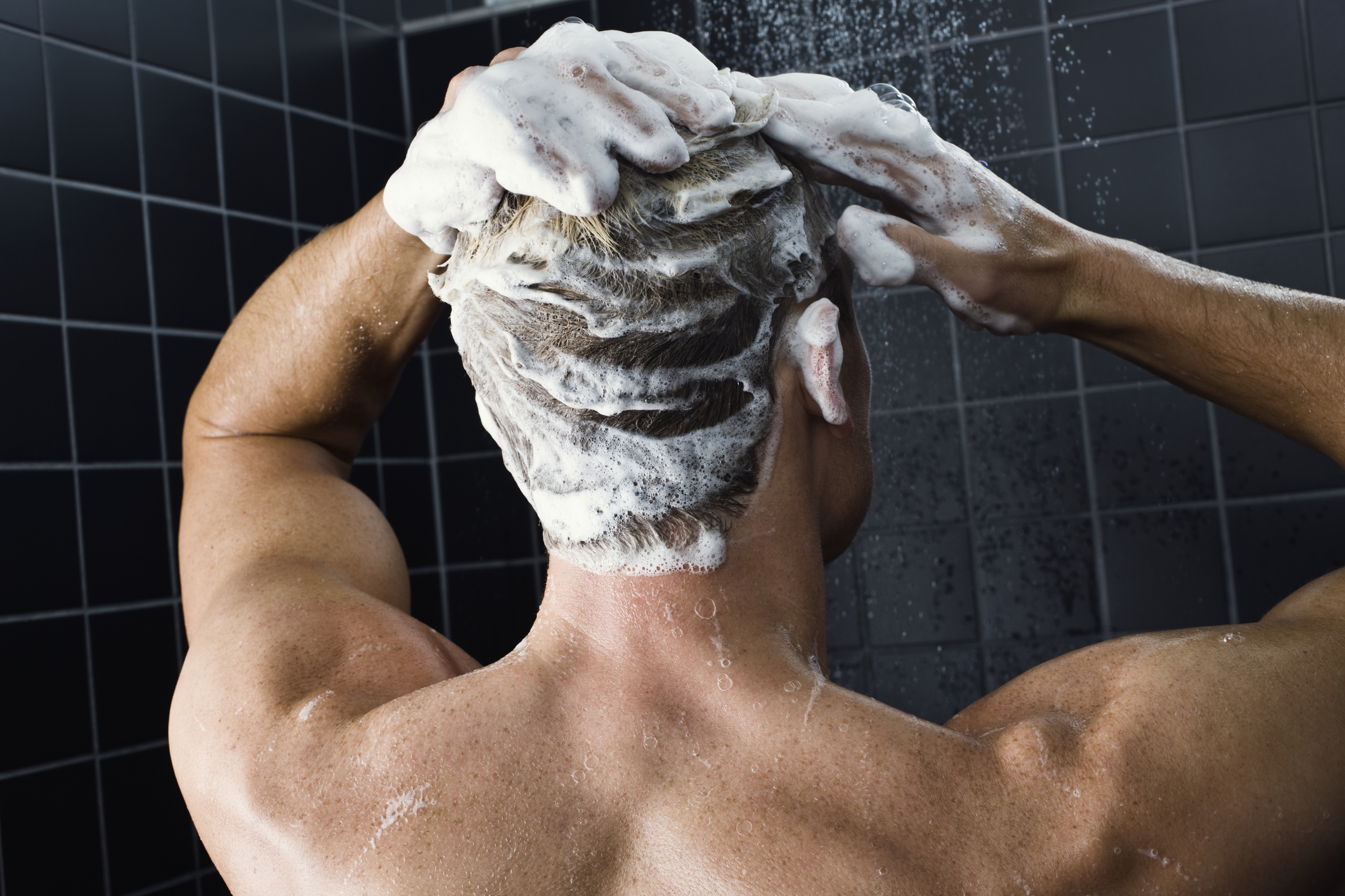 Un homme prenant une douche | Source : Getty Images