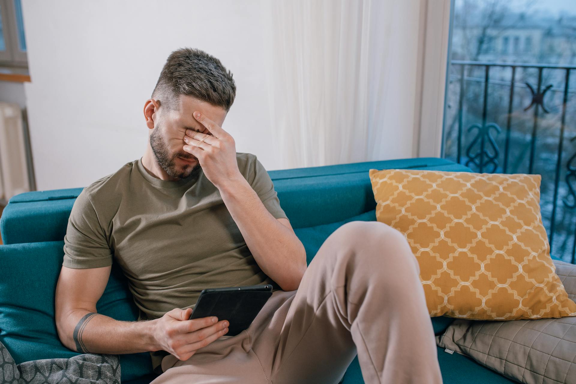 Un homme qui se pince l'arête du nez | Source : Pexels