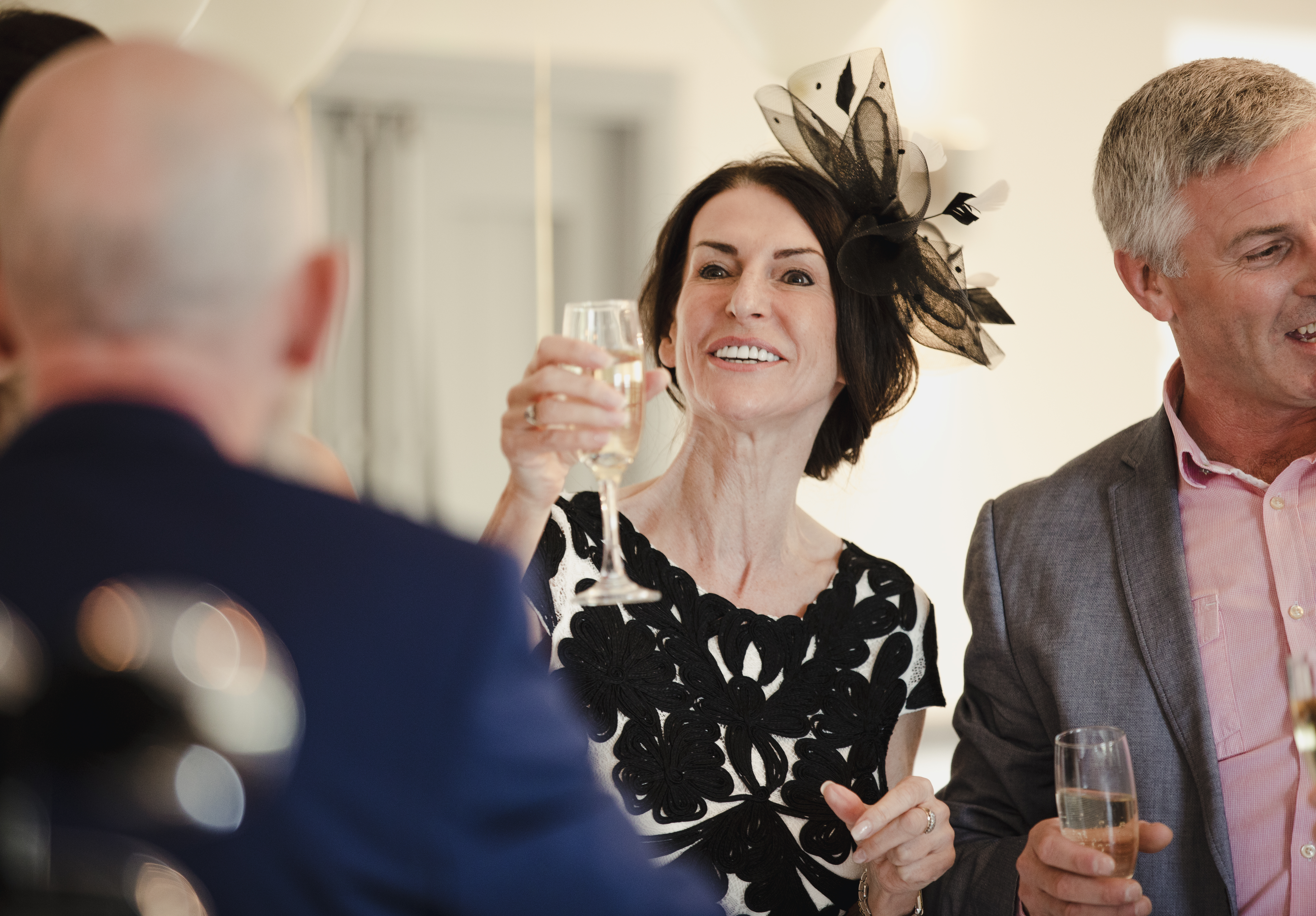 Les parents d'une mariée portent un toast à leur fille et leur gendre le jour de leur mariage | Source : Shutterstock