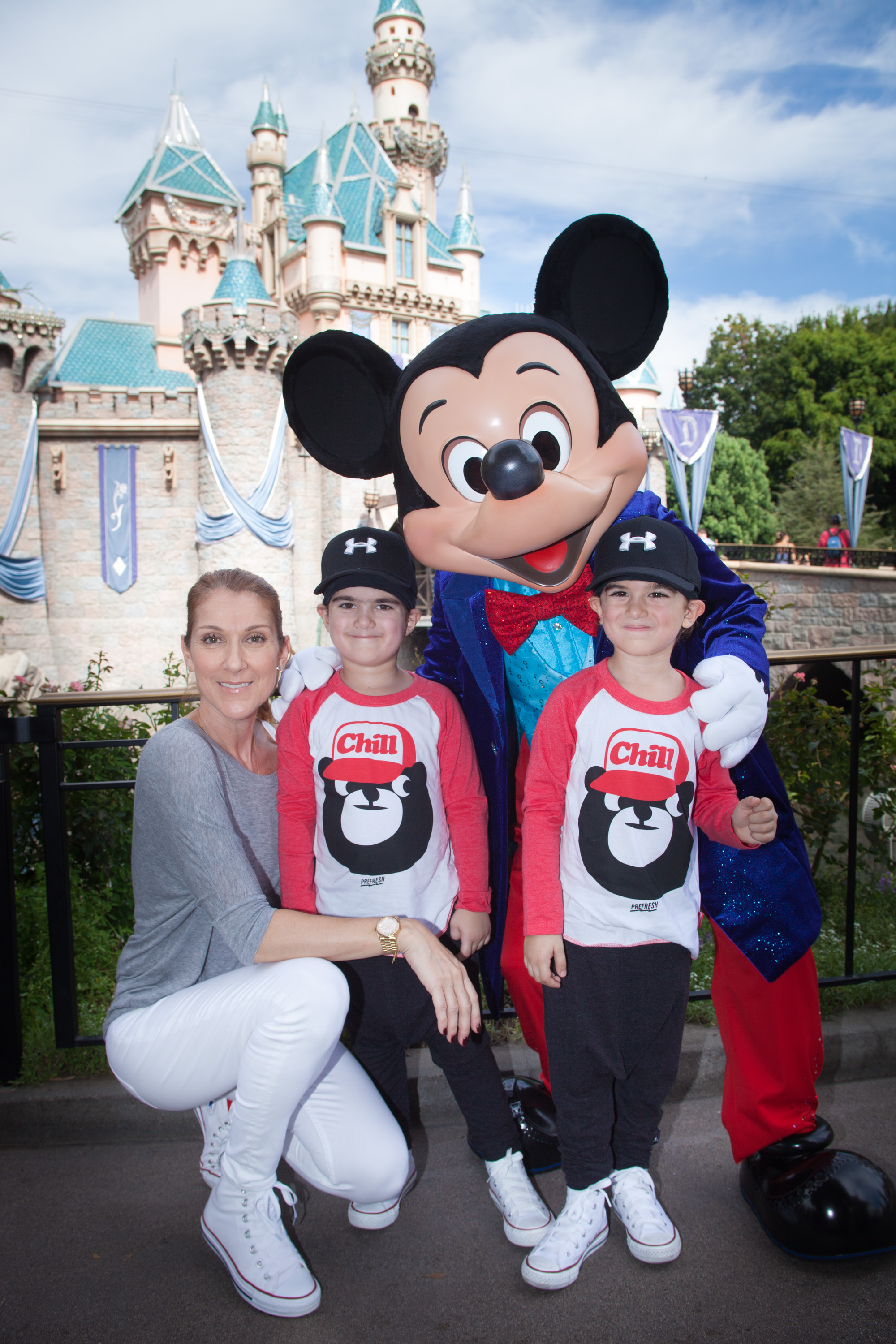 Céline Dion avec ses fils jumeaux Eddy et Nelson à Anaheim en 2016 | Source : Getty Images