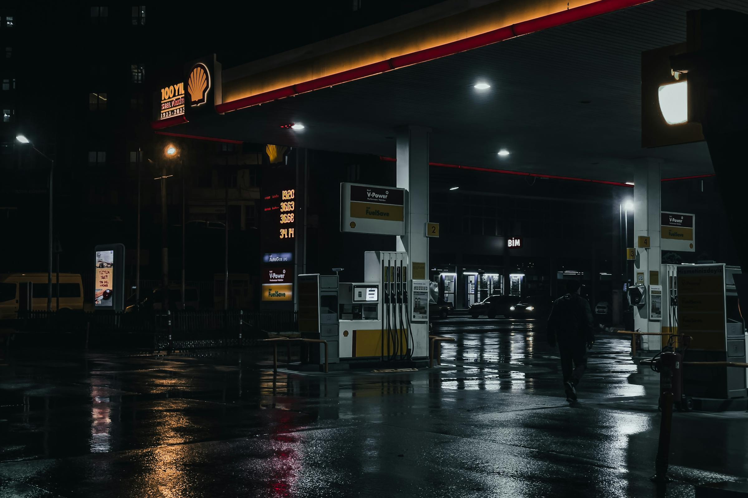 Une station-service la nuit | Source : Pexels