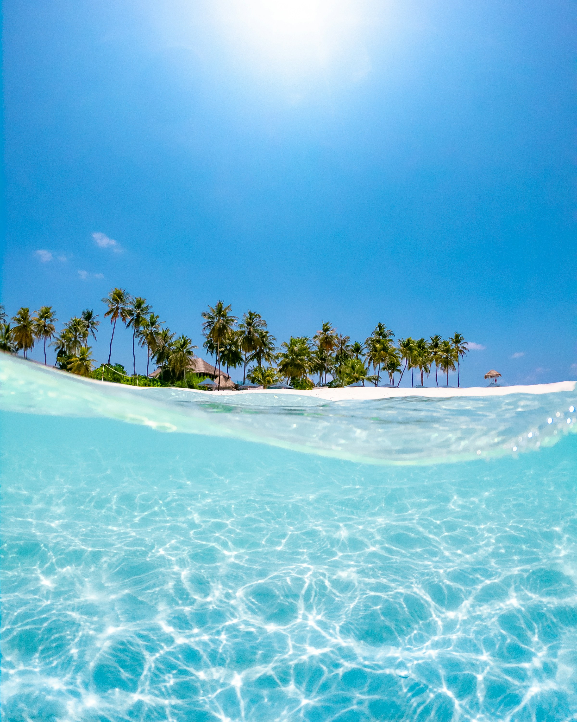 Les eaux cristallines d'une île tropicale | Source : Unsplash