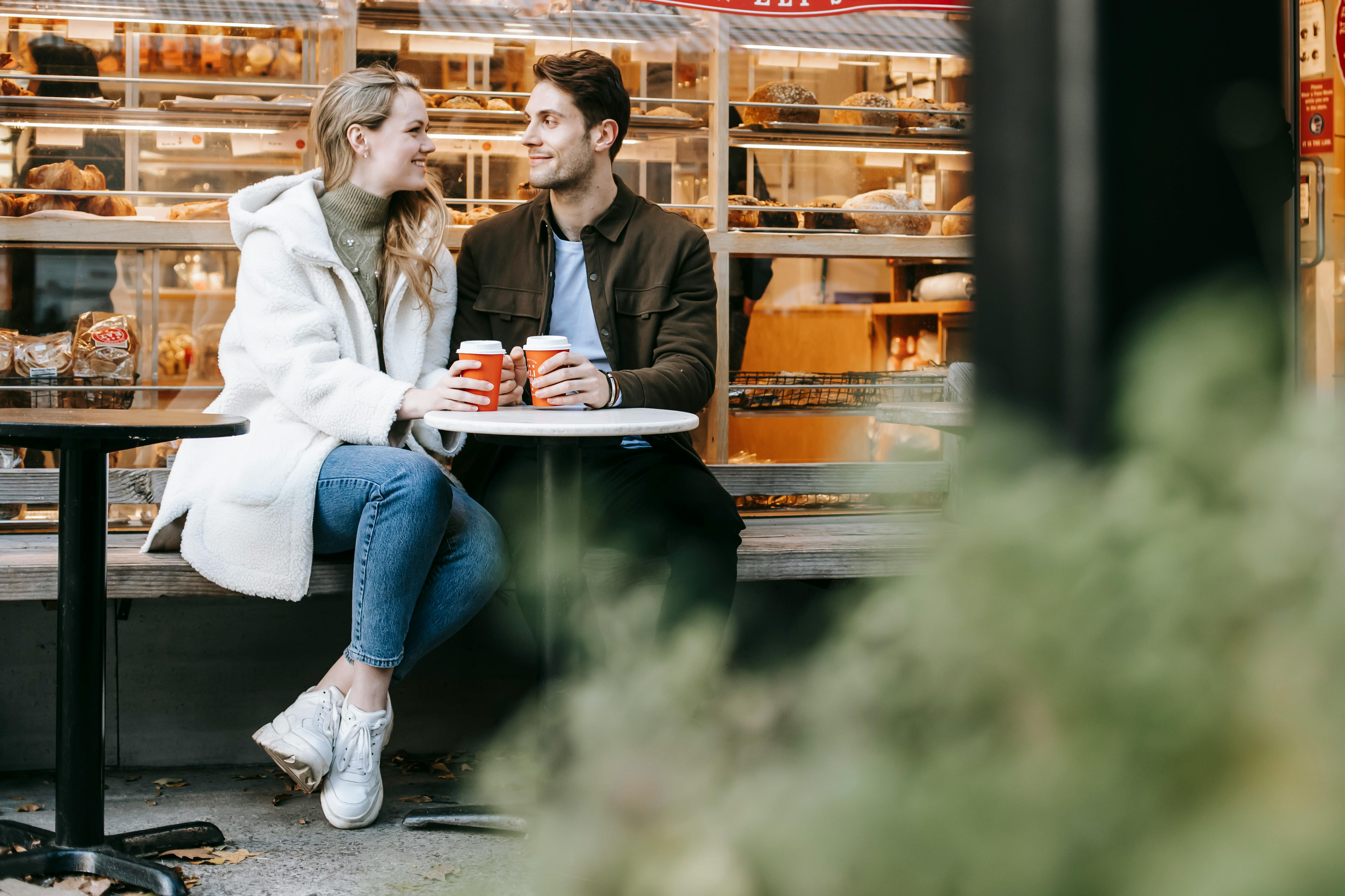 Un couple heureux dans un café | Source : Pexels