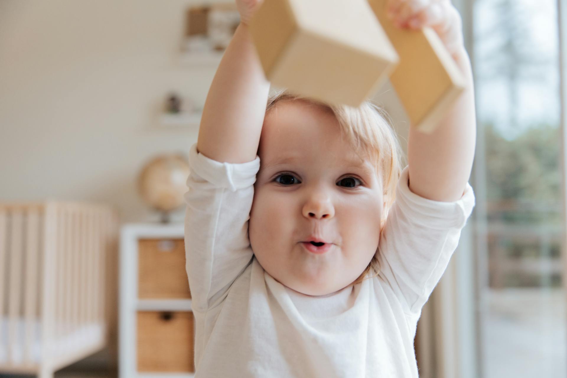 Un petit garçon tenant un bloc de bois | Source : Pexels