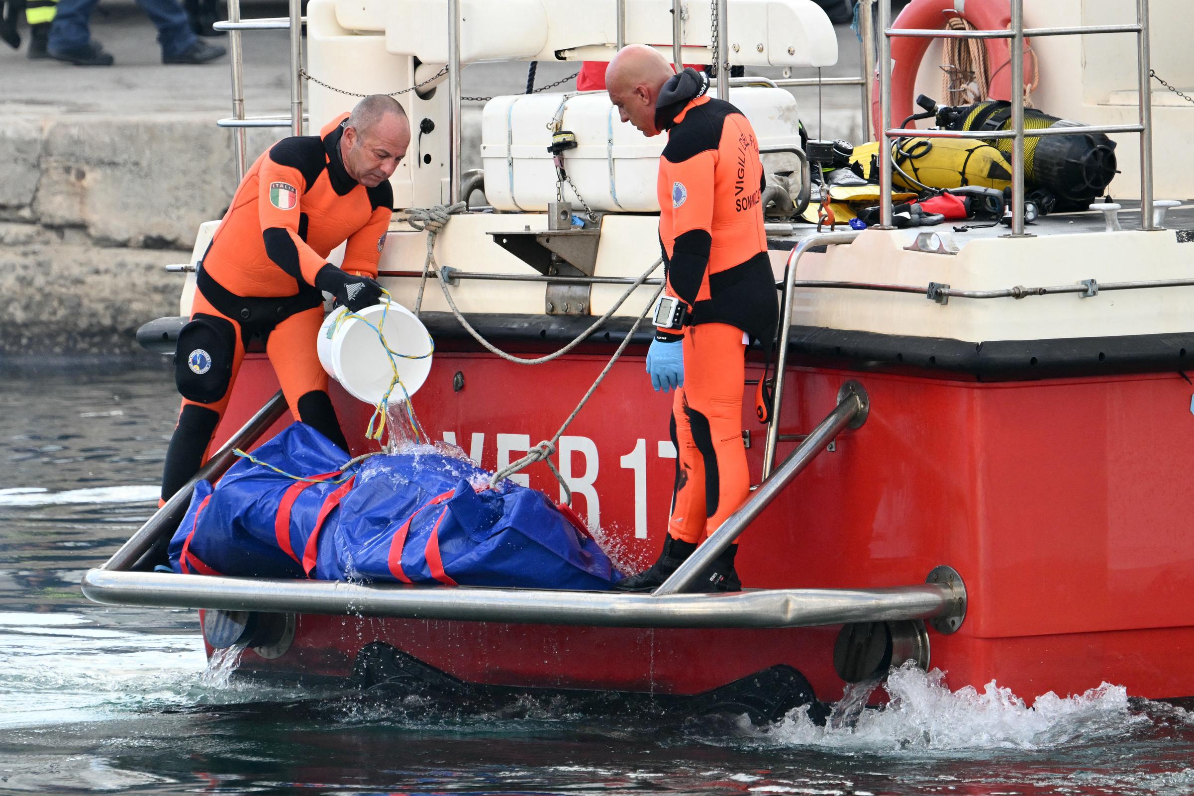 Des sauveteurs portent un corps après le retour des plongeurs dans le port de Porticello, près de Palerme, le 22 août 2024, trois jours après le naufrage du yacht de luxe Bayesian battant pavillon britannique. | Source : Getty Images