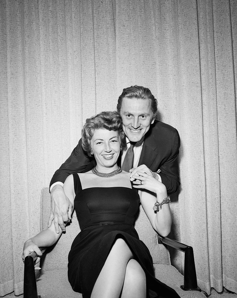 Kirk Dougles et sa femme Anne Douglas. | Photo : Getty Images