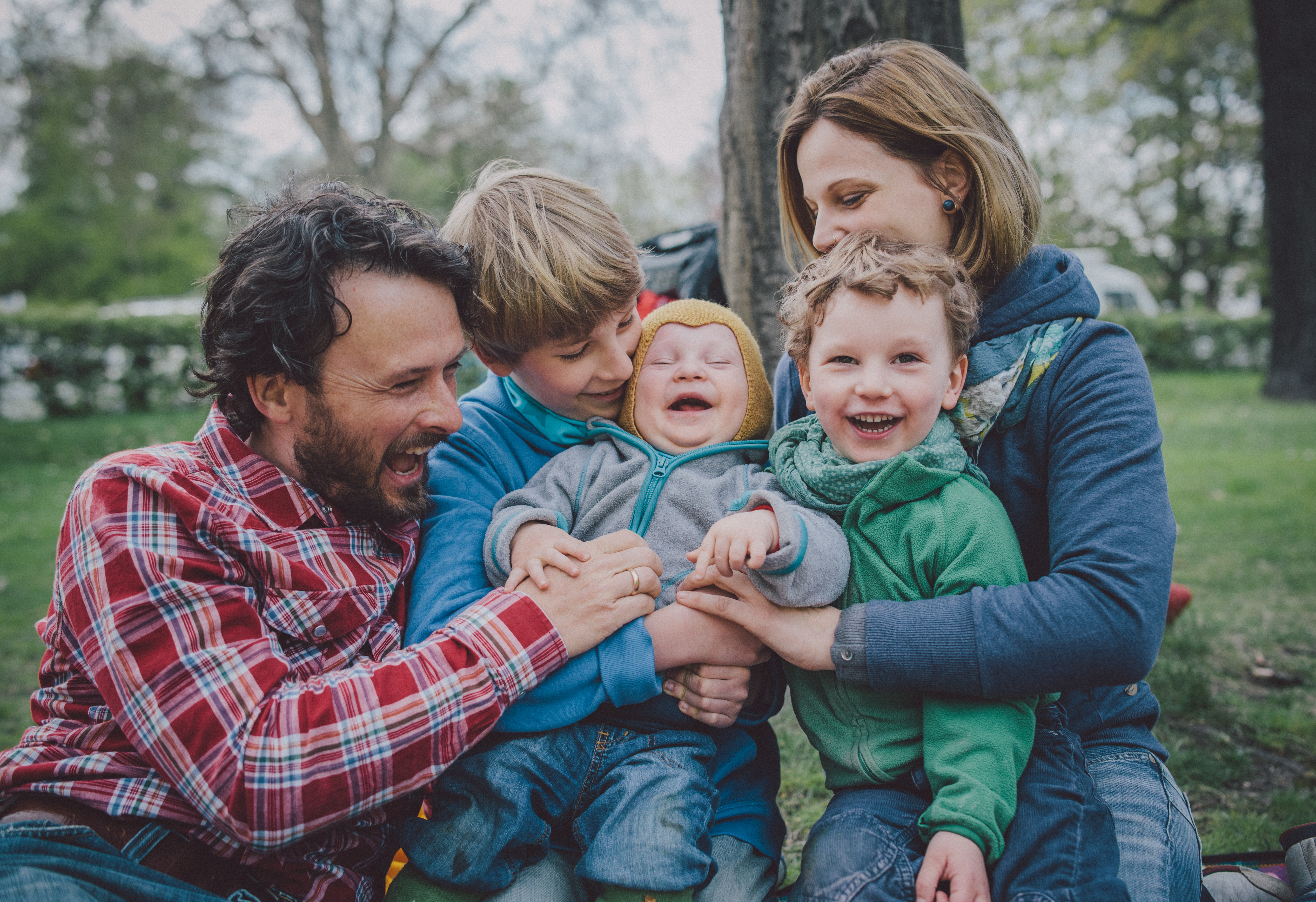 Famille heureuse dans un parc | Source : Getty Images