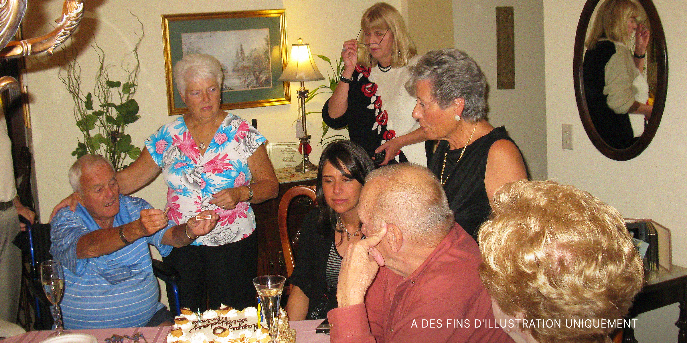 Famille et amis à une fête d'anniversaire | Source : Flickr.com/(CC BY 2.0) par Stevie Rocco