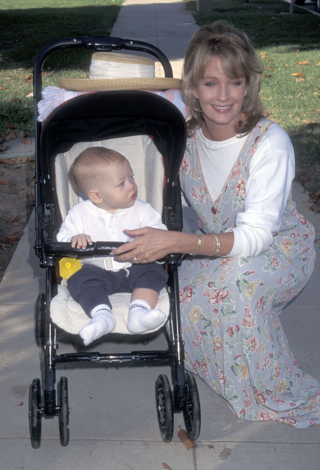 Deidre Hall et son fils au cinquième gala-bénéfice annuel de Caring for Babies with AIDS, le 12 novembre 1995, à Roxbury Park, à Beverly Hills, en Californie. | Source : Getty Images