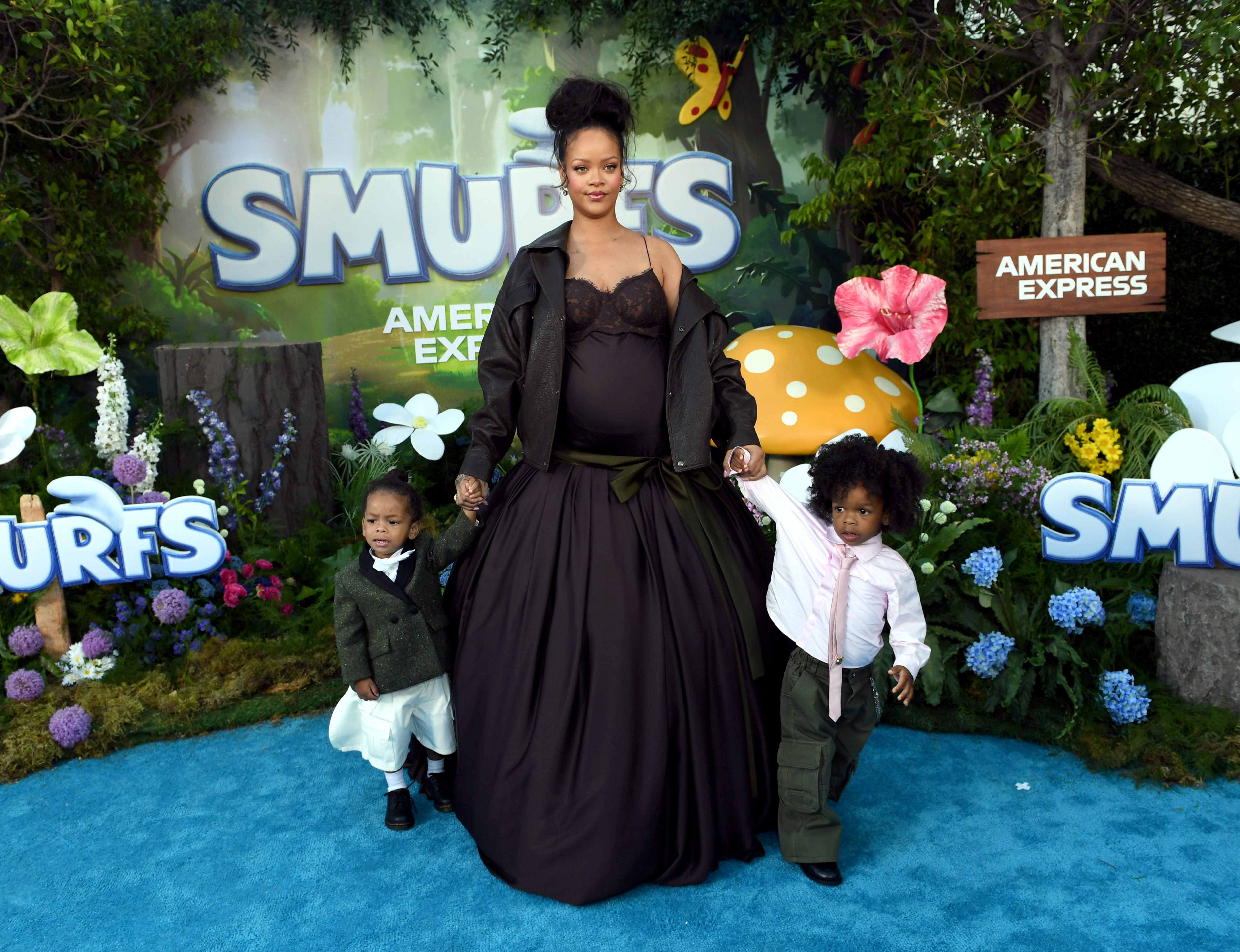 Rihanna avec ses fils Riot Rose Mayers et RZA Athelston Mayers lors de la première des ''Schtroumpfs'' à Los Angeles aux Paramount Pictures Studios, 13 juillet 2025 | Source : Getty Images