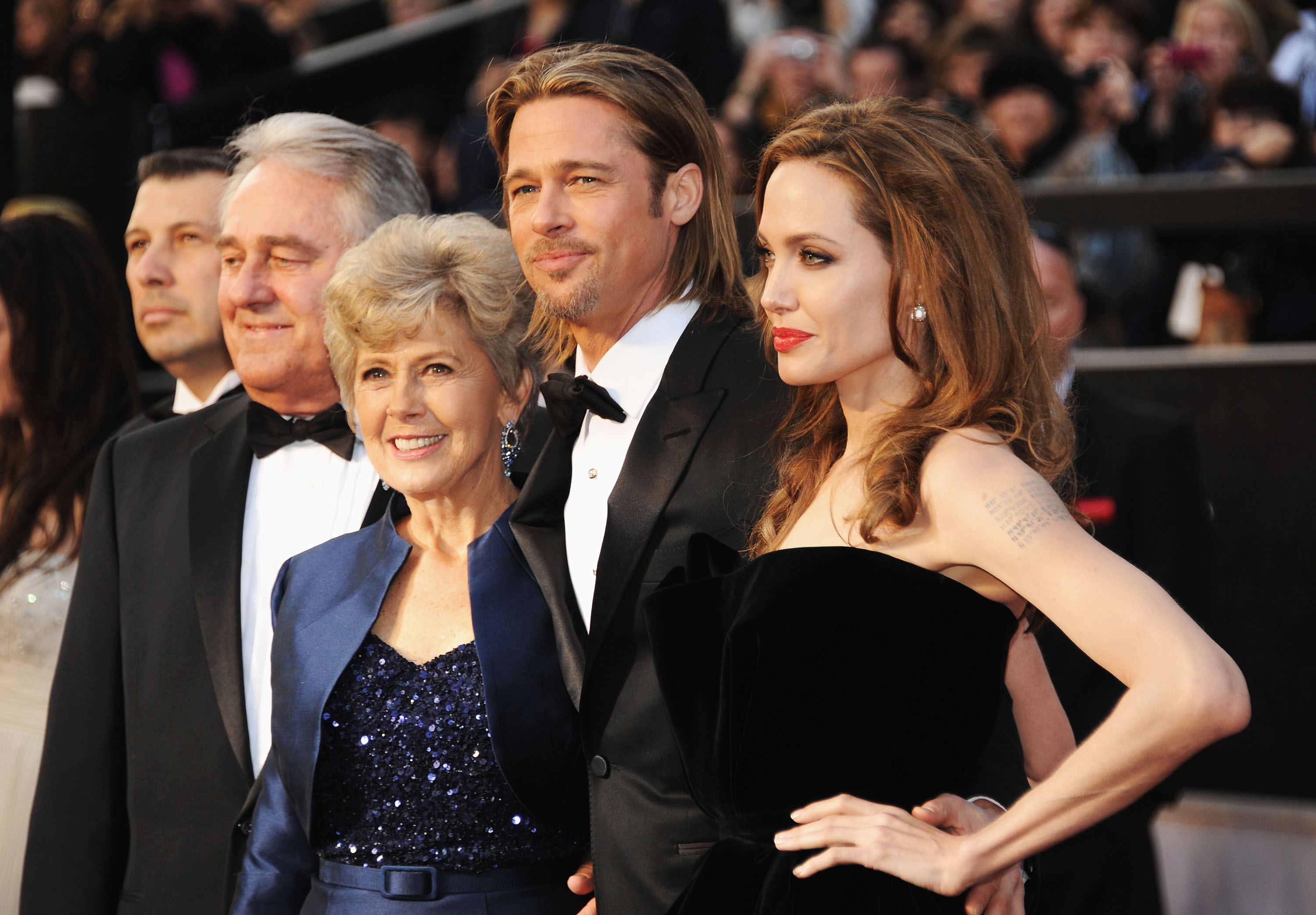 Brad Pitt, William Alvin Pitt, Jane Pitt et Angelina Jolie lors de la 84e cérémonie annuelle des Oscars qui s'est tenue le 26 février 2012 à Hollywood, en Californie. | Source : Getty Images