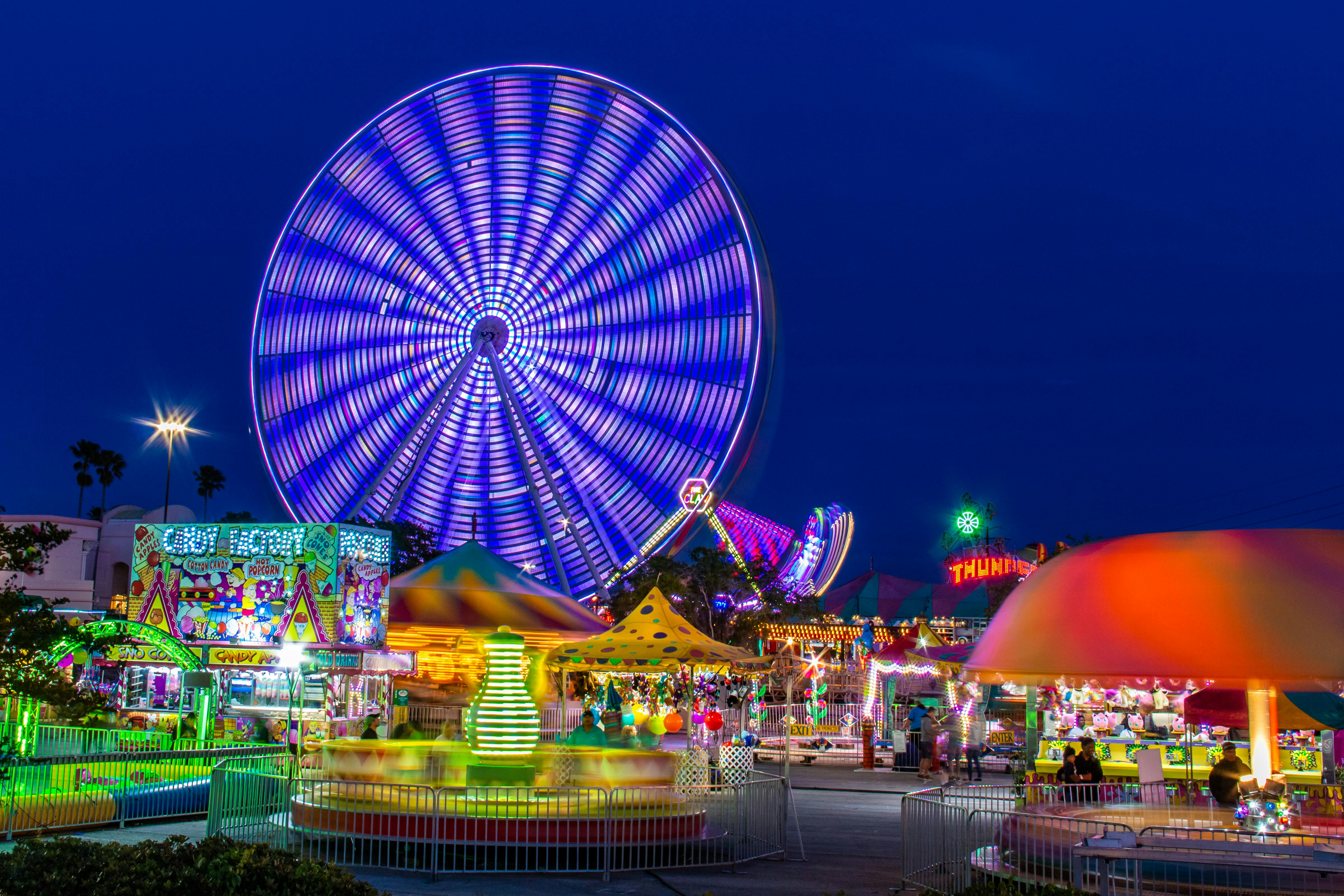 Un parc d'attractions la nuit | Source : Pexels