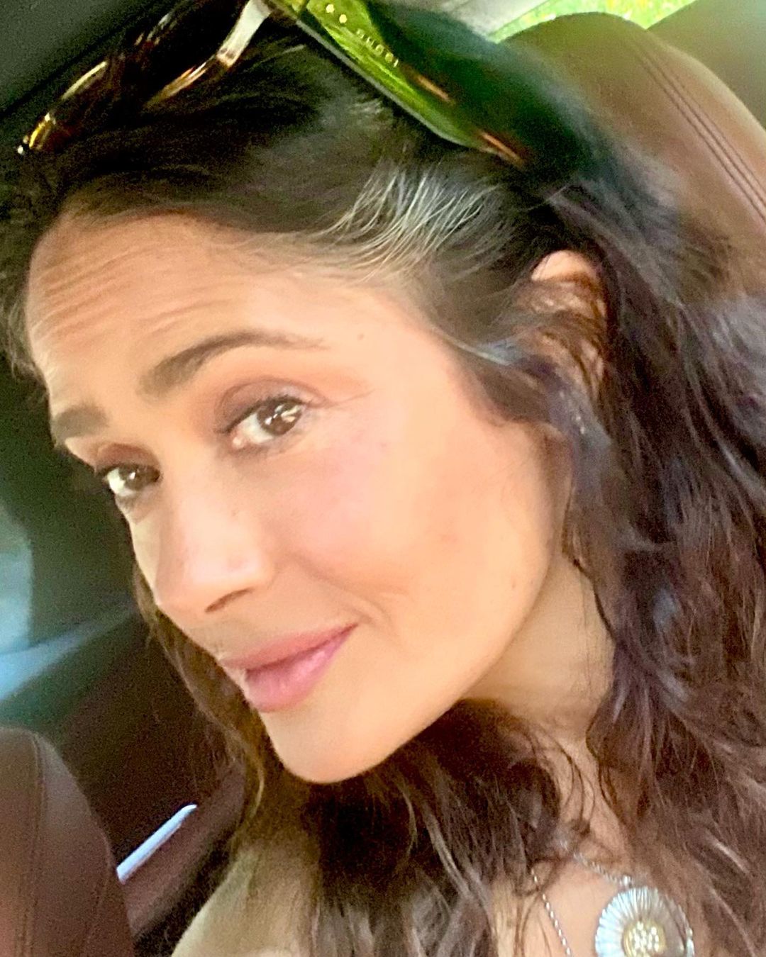 Salma Hayek montre ses cheveux grisonnants, à partir d'un post Instagram daté du 27 juillet 2023 | Source : Instagram/salmahayek/