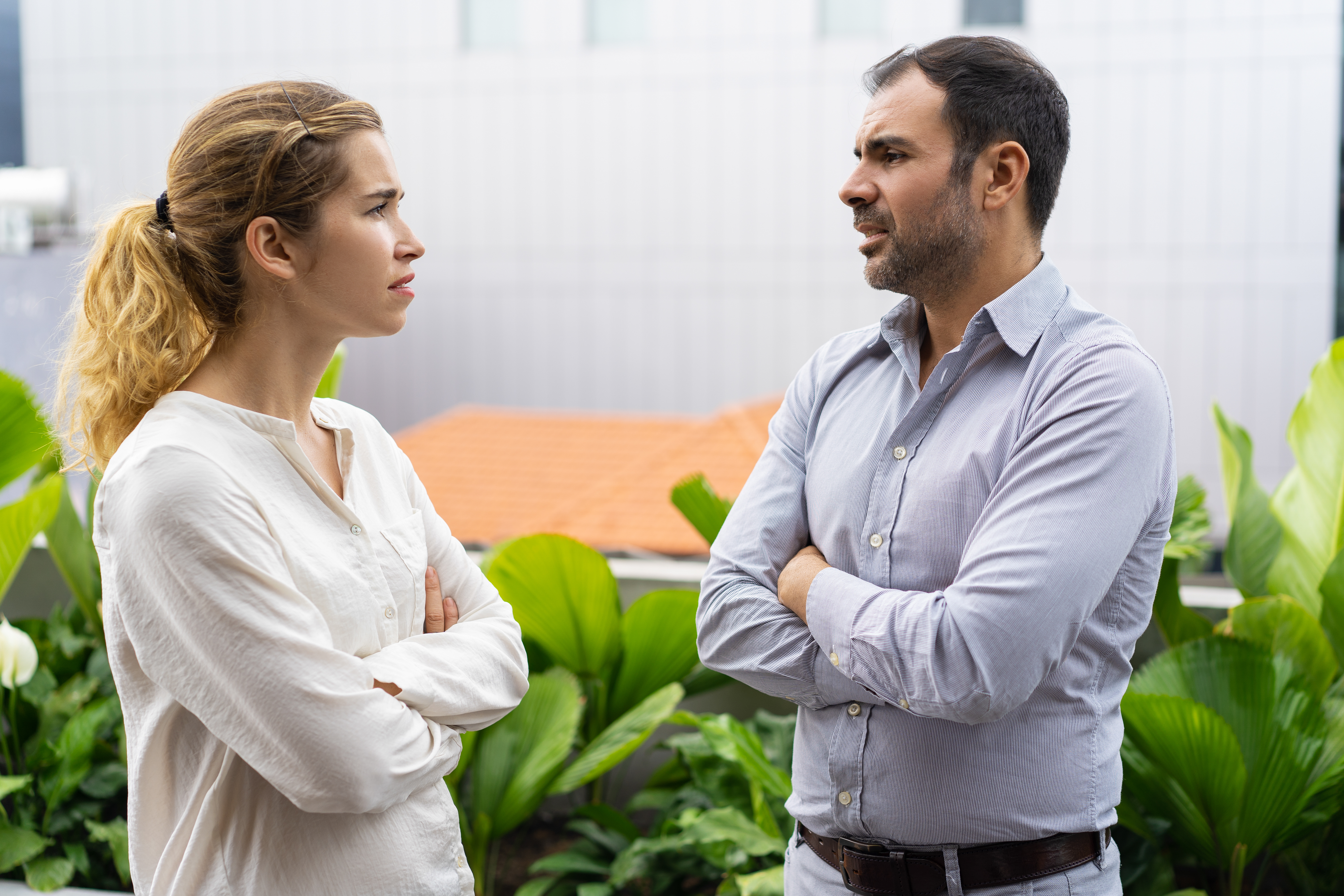 Un homme et une femme en train de parler | Source : Shutterstock