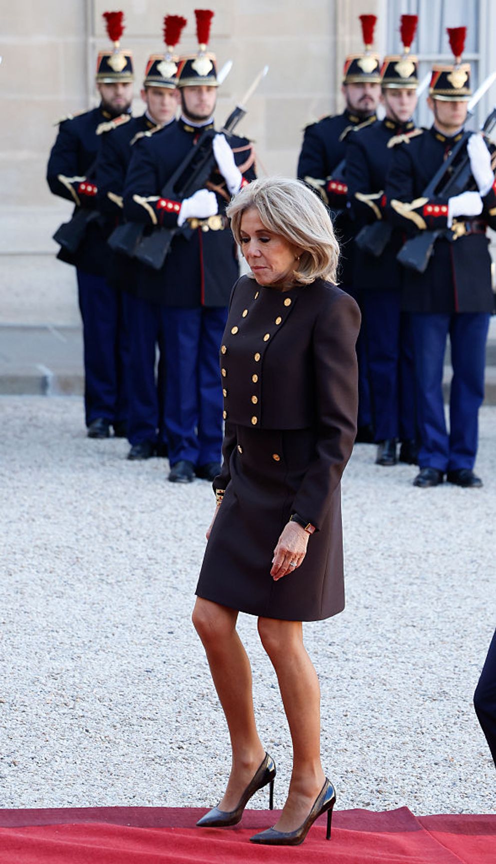 Brigitte Macron se joint au président Emmanuel Macron pour accueillir le roi Frederik X du Danemark et la reine Mary du Danemark lors de la première journée de leur visite d'État en France, au palais de l'Élysée, le 31 mars 2025, à Paris, en France (Photo par Jean Catuffe/Getty Images)