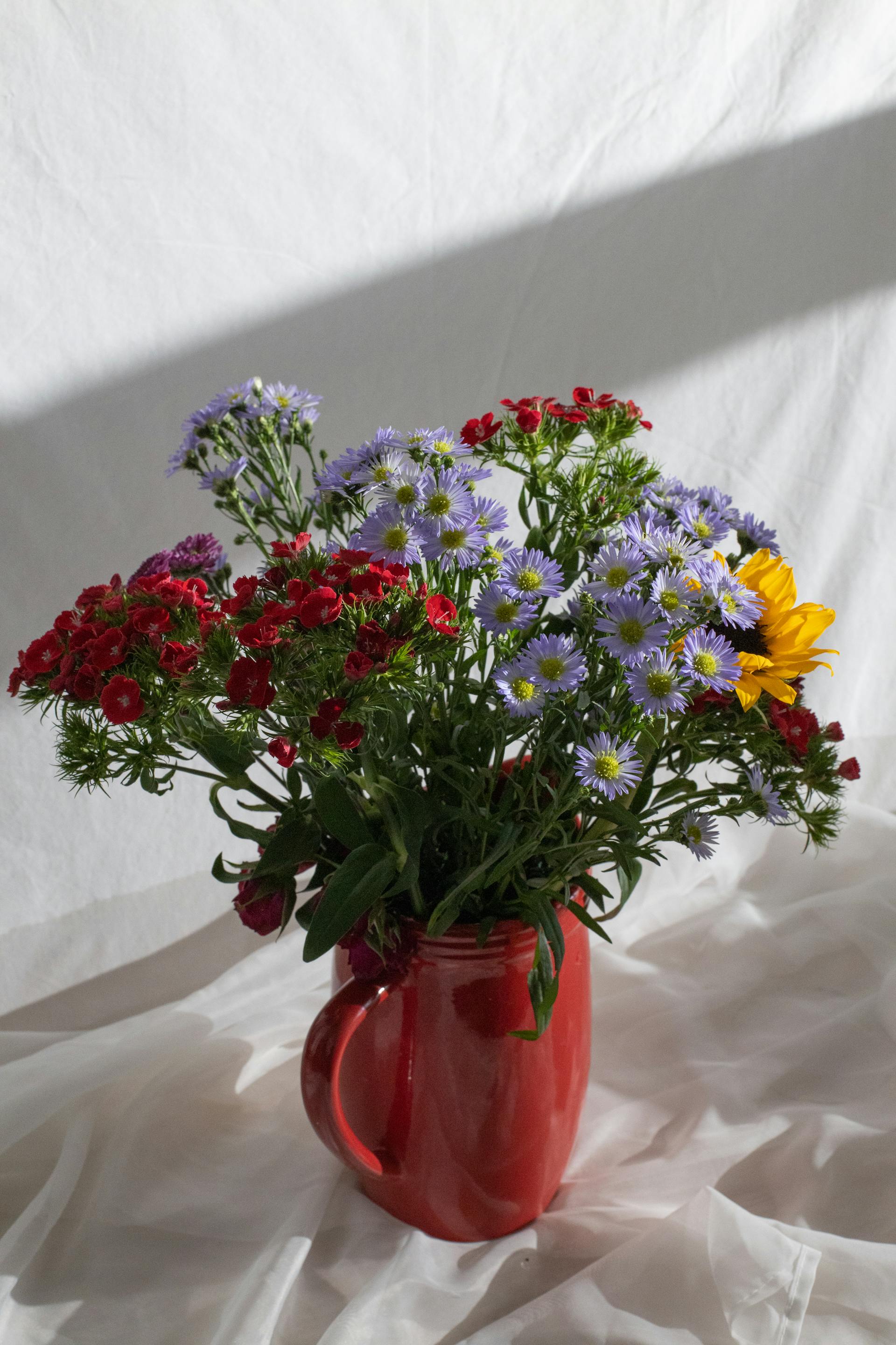 Un bouquet de fleurs dans une tasse | Source : Pexels