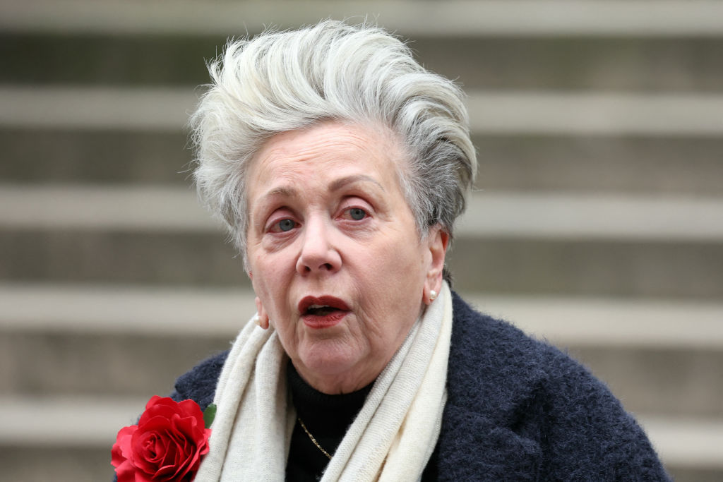 La journaliste et écrivaine française Françoise Laborde arrive pour assister à la cérémonie funéraire de sa sœur, l'ancienne présentatrice météo de la télévision française Catherine Laborde, décédée le 28 janvier 2025 à l'âge de 73 ans, à l'église Saint-Roch à Paris. | Source : Getty Images