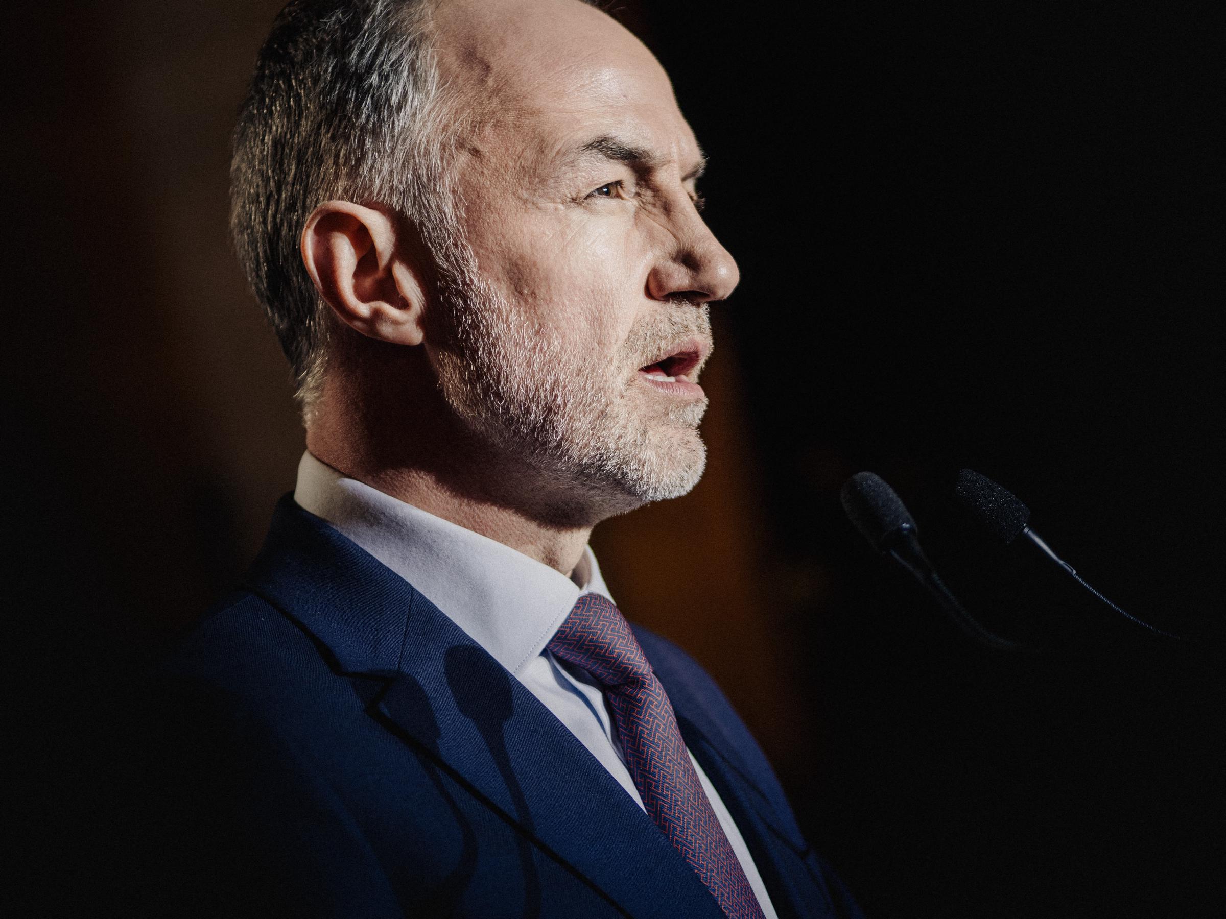 Portrait d'Emmanuel Grégoire, député du groupe des Socialistes et Apparentes et candidat de la Gauche unie à la mairie de Paris, prononçant un discours après sa victoire aux élections municipales de Paris lors de la soirée électorale du second tour des élections municipales françaises de 2026, à la Rotonde Stalingrad à Paris, en France, le 22 mars 2026 I Source : Getty Images