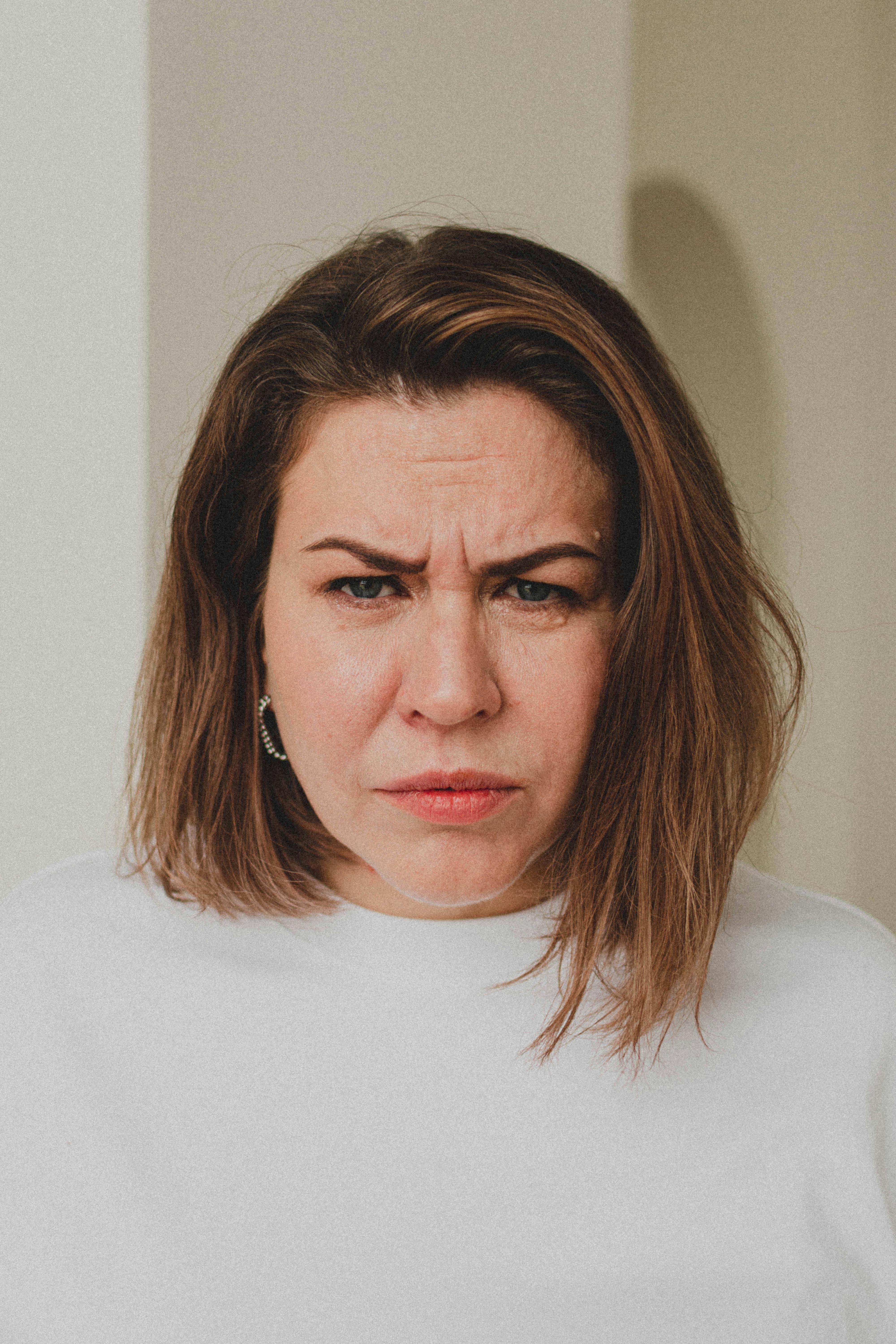 Une femme qui fronce les sourcils | Source : Pexels