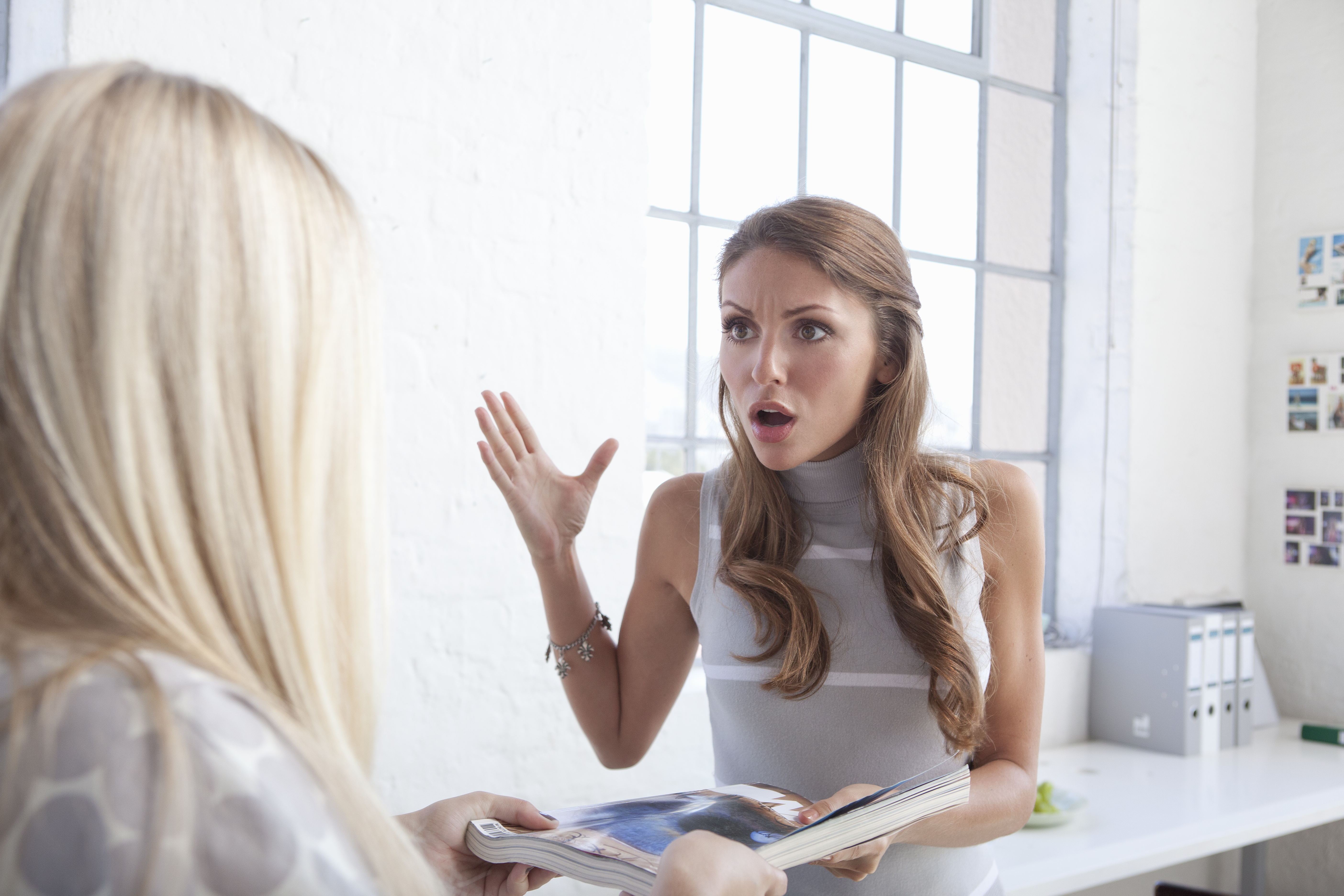 Une femme est choquée alors qu'elle parle à une autre femme | Source : Getty Images