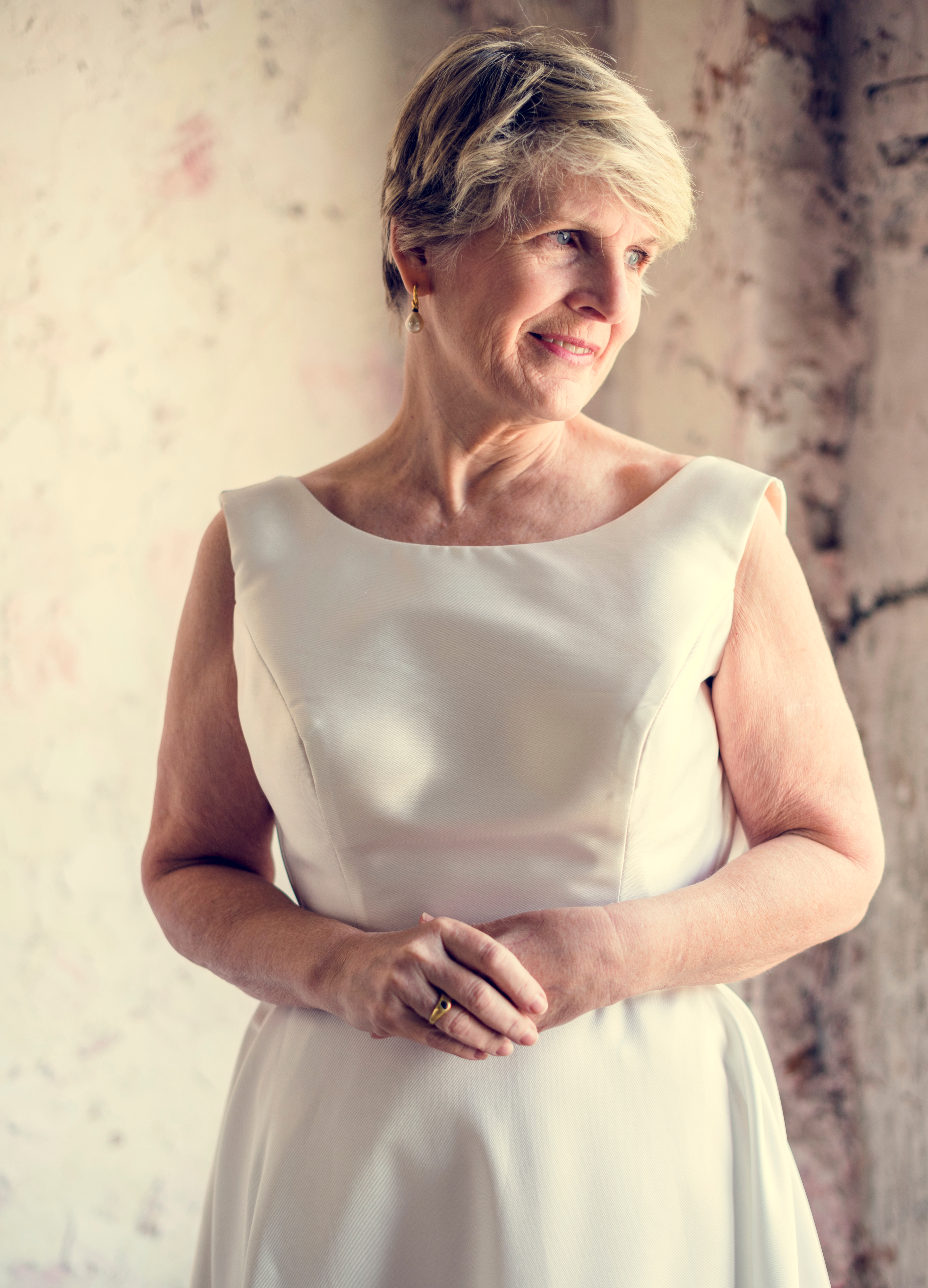 Une femme âgée en robe blanche | Source : Shutterstock