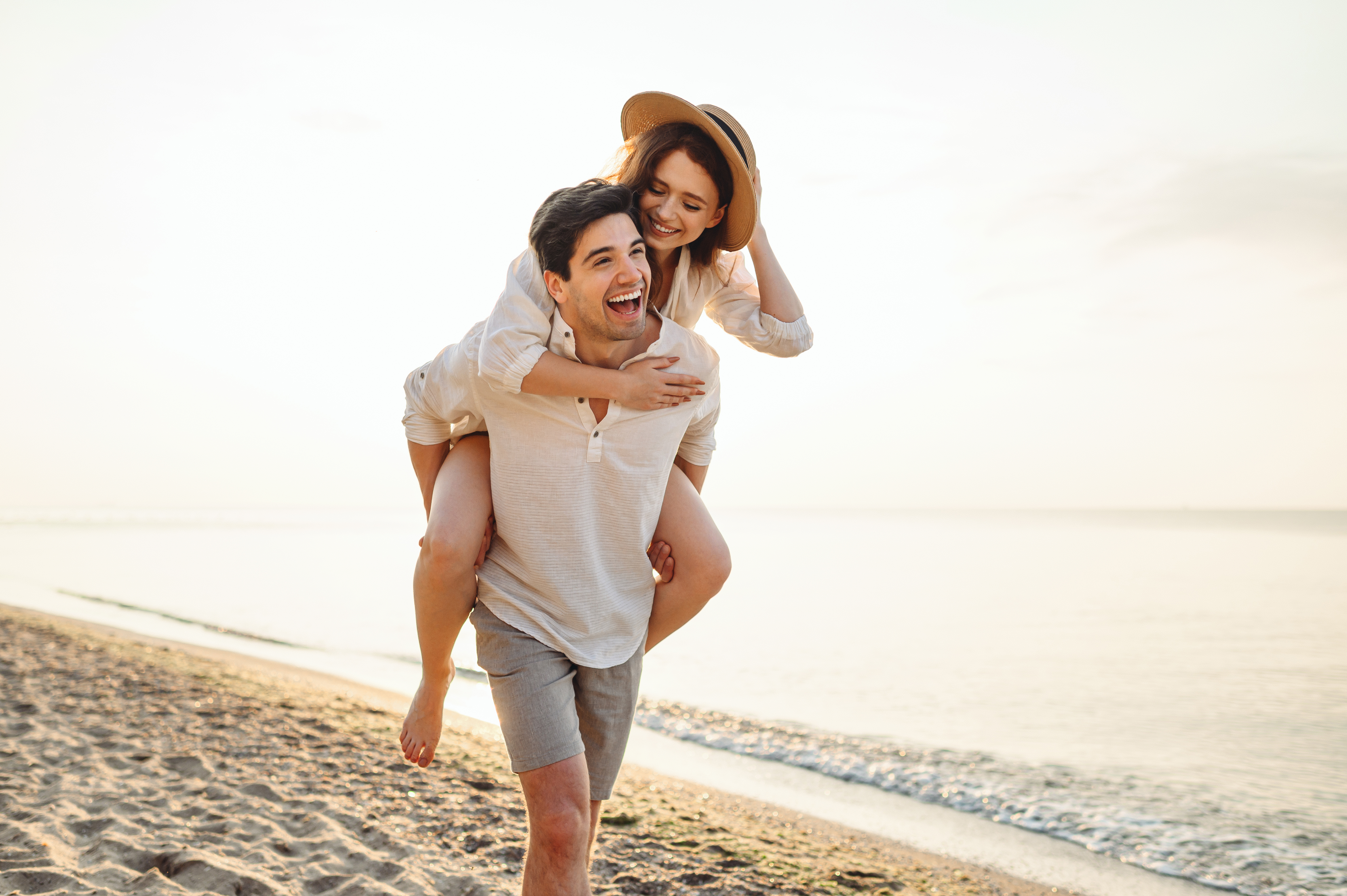 Un couple sur la plage | Source : Shutterstock
