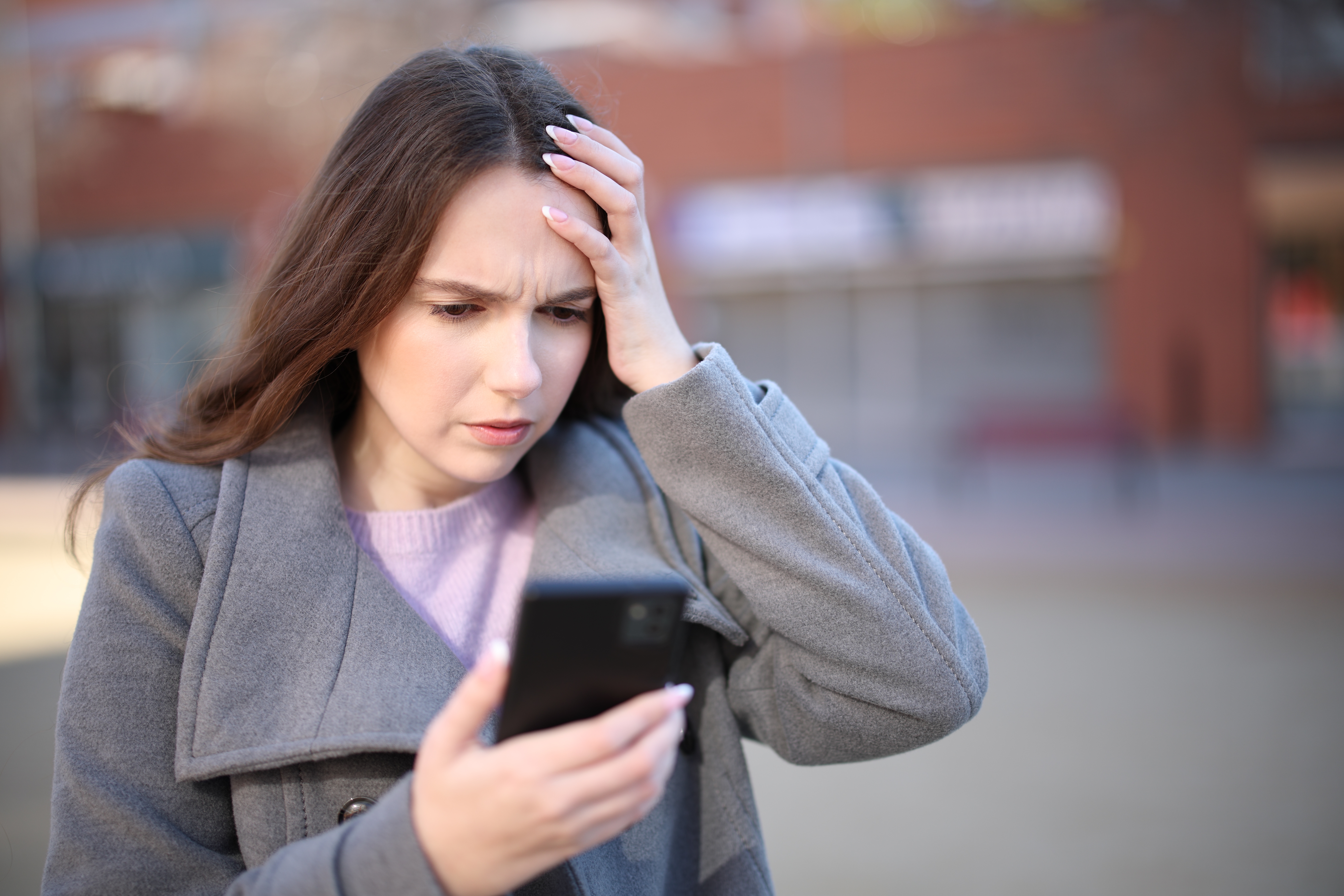 Une fille choquée après une mauvaise nouvelle | Shutterstock