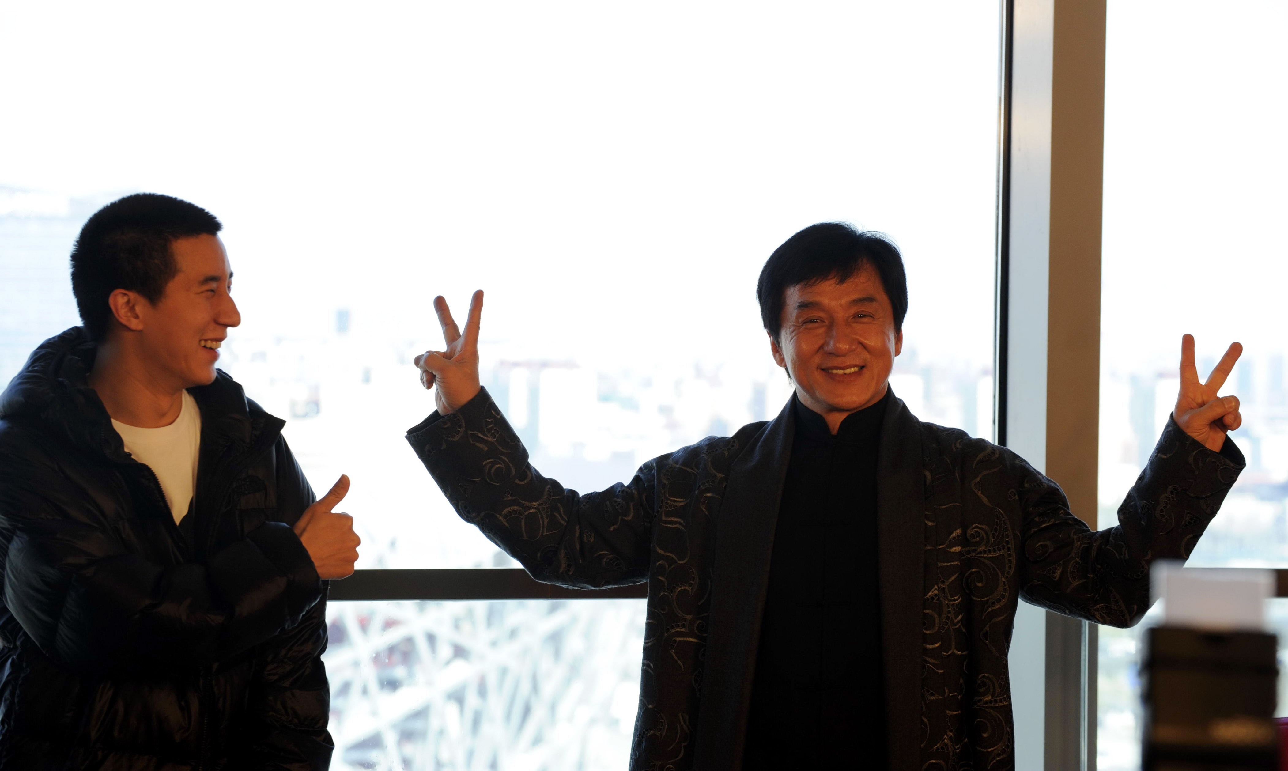 Jackie Chan et son fils Jaycee Chan assistent à une conférence de presse annonçant un concert au Bird's Nest Stadium le 1er avril 2009 à Pékin, Chine. | Source : Getty Images