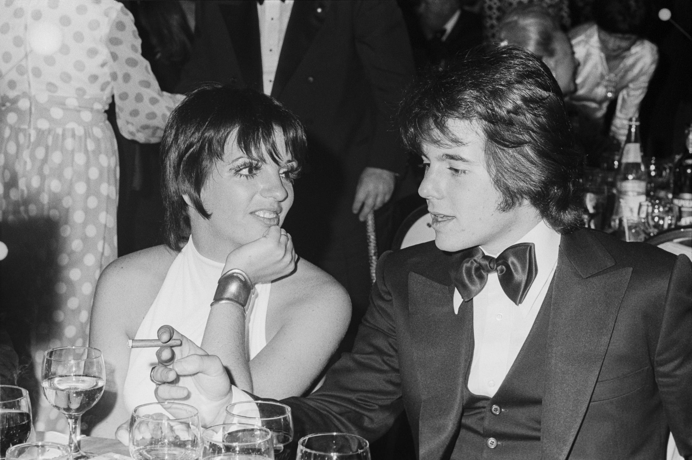 Desi Arnaz Jr. et Liza Minnelli lors d'un événement à cravate noire, vers 1970, à New York | Source : Getty Images