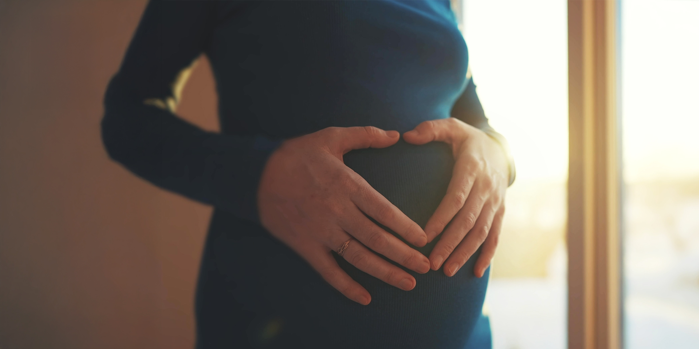 Une femme enceinte tenant son ventre | Source : Shutterstock